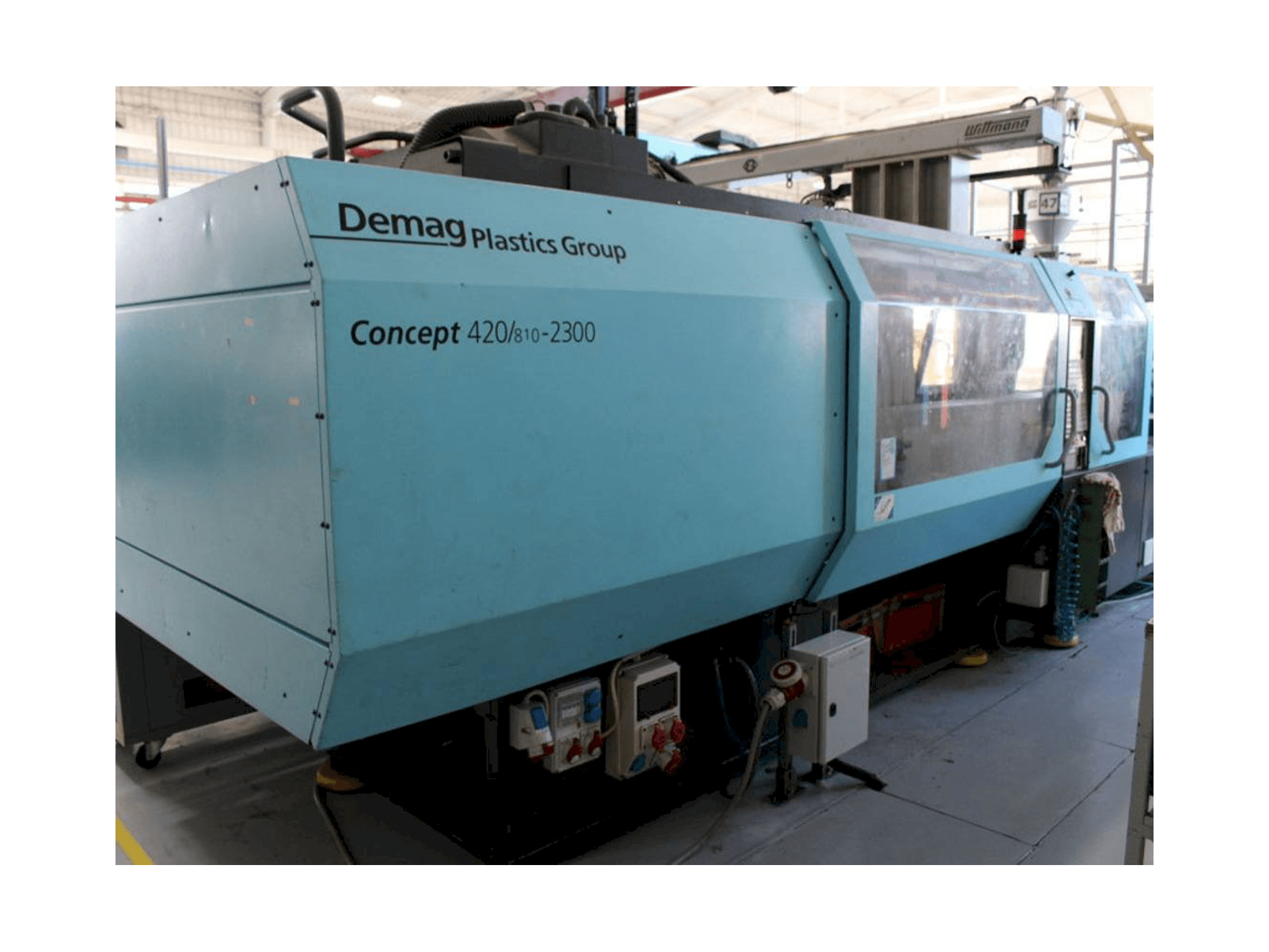 DEMAG 420/810-2300 NC4 Mašinos vaizdas iš priekio