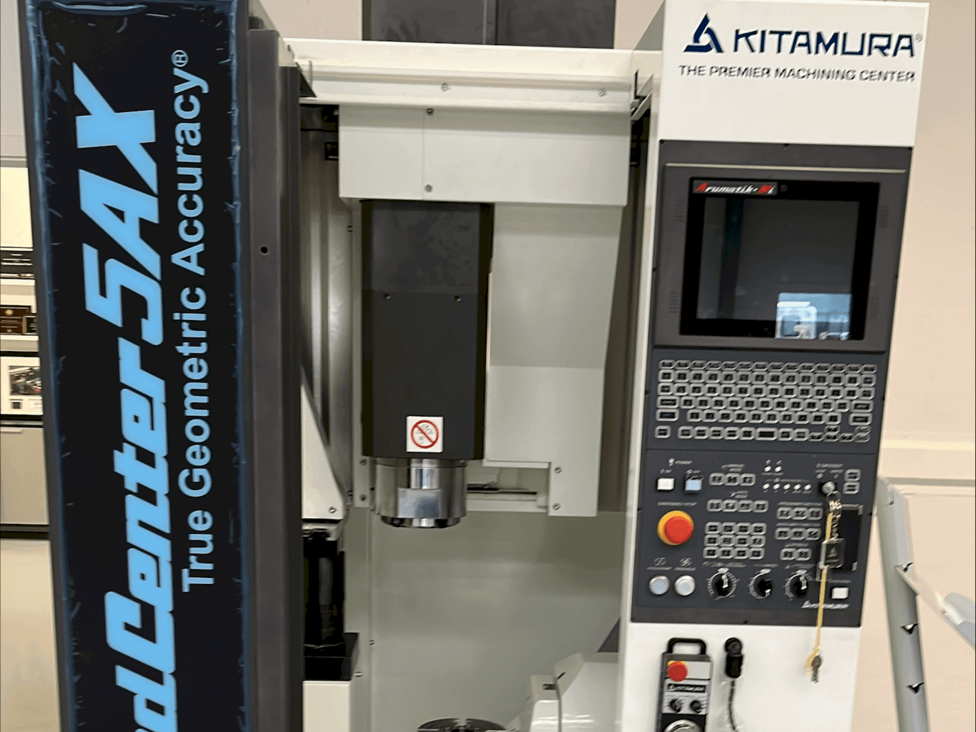 Kitamura Medcenter 5AX Mašinos vaizdas iš priekio