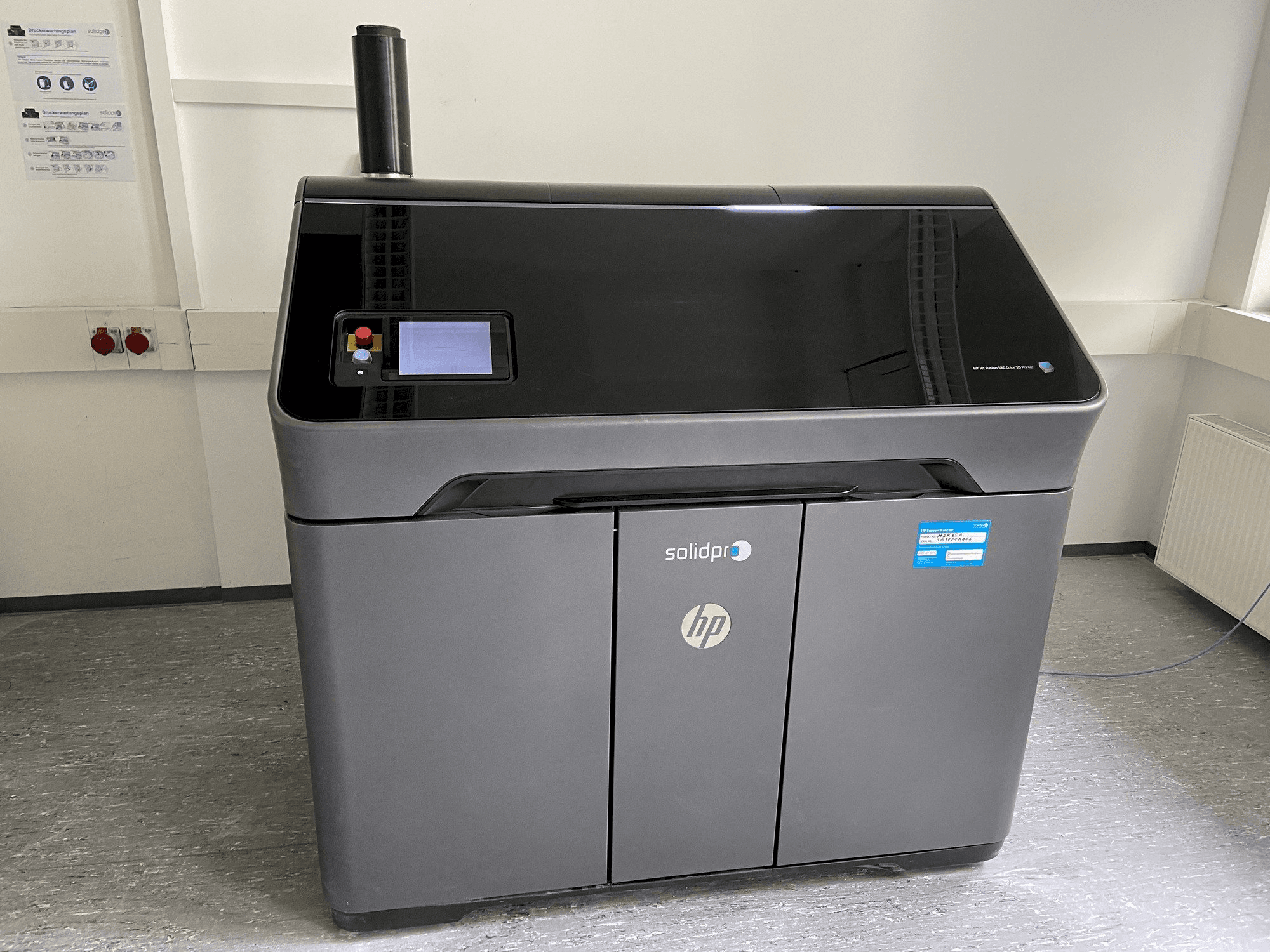 HP Jet Fusion 580 Color 3D printer Mašinos vaizdas iš priekio