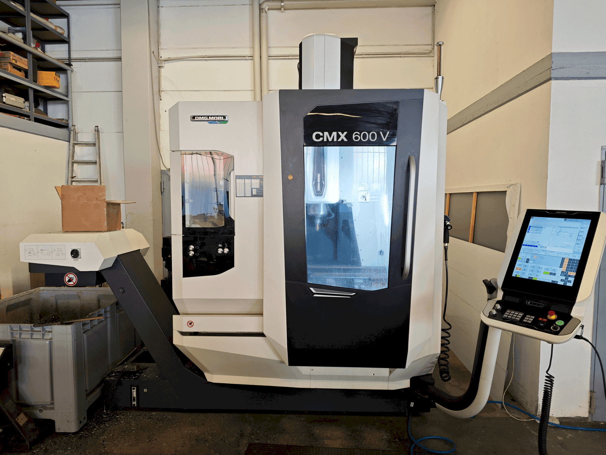 DMG MORI CMX 600 V Mašinos vaizdas iš priekio