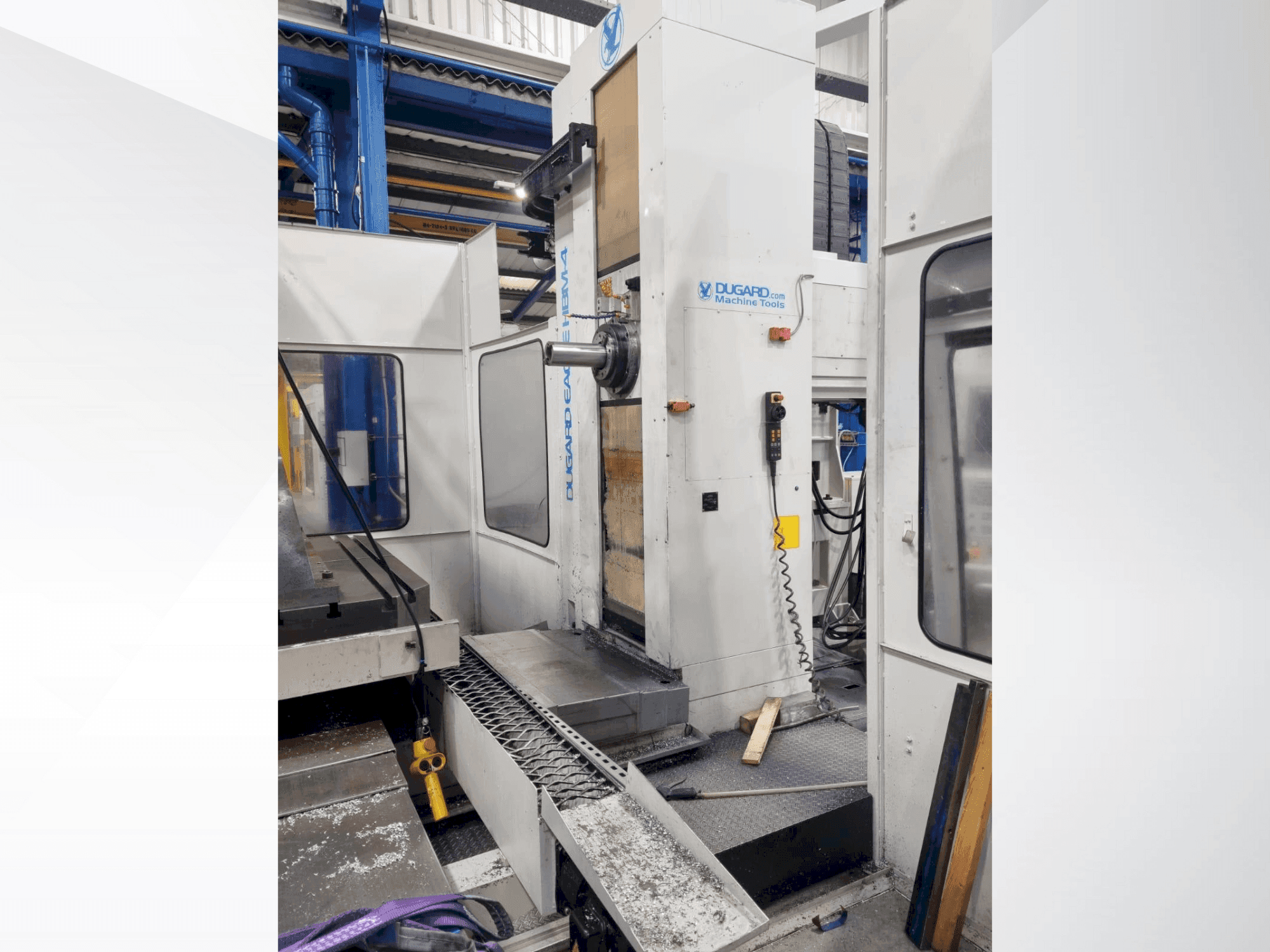 Dugard HBM4 Mašinos vaizdas iš priekio