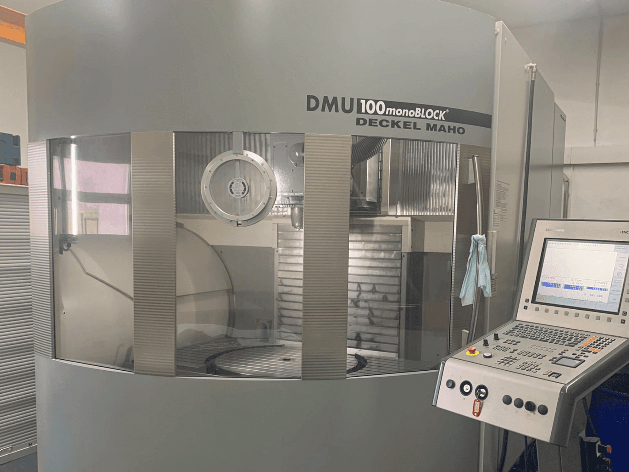 DMG DECKEL MAHO 100T Monoblock Mašinos vaizdas iš priekio
