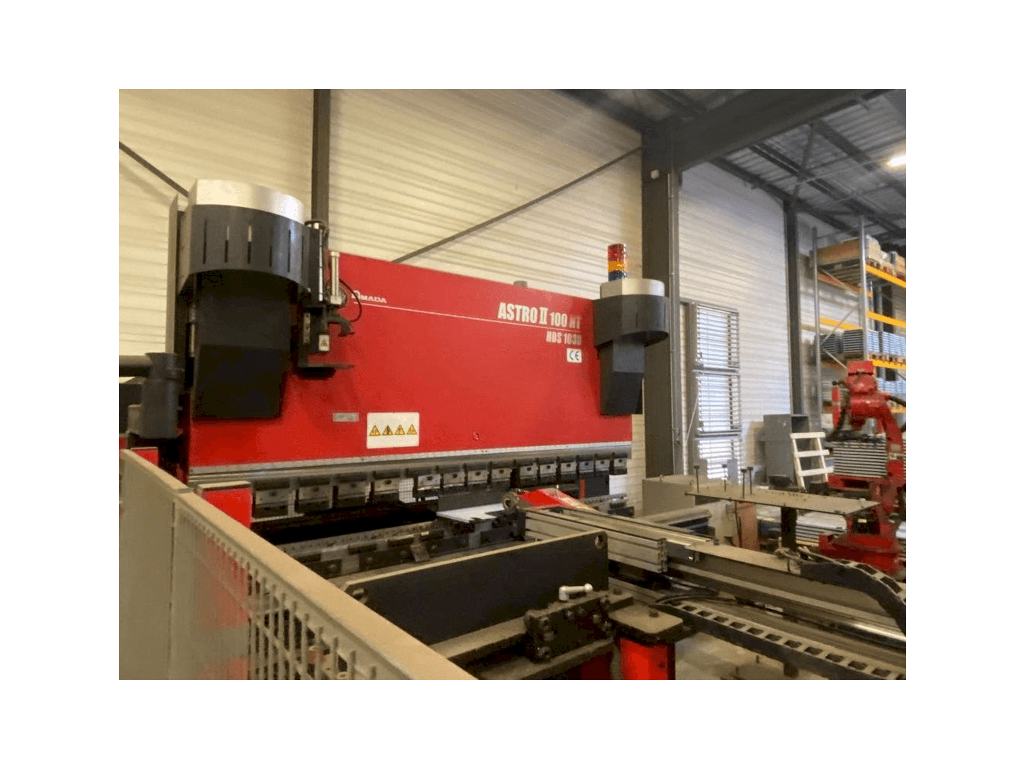 AMADA ASTRO 100NT Mašinos vaizdas iš priekio