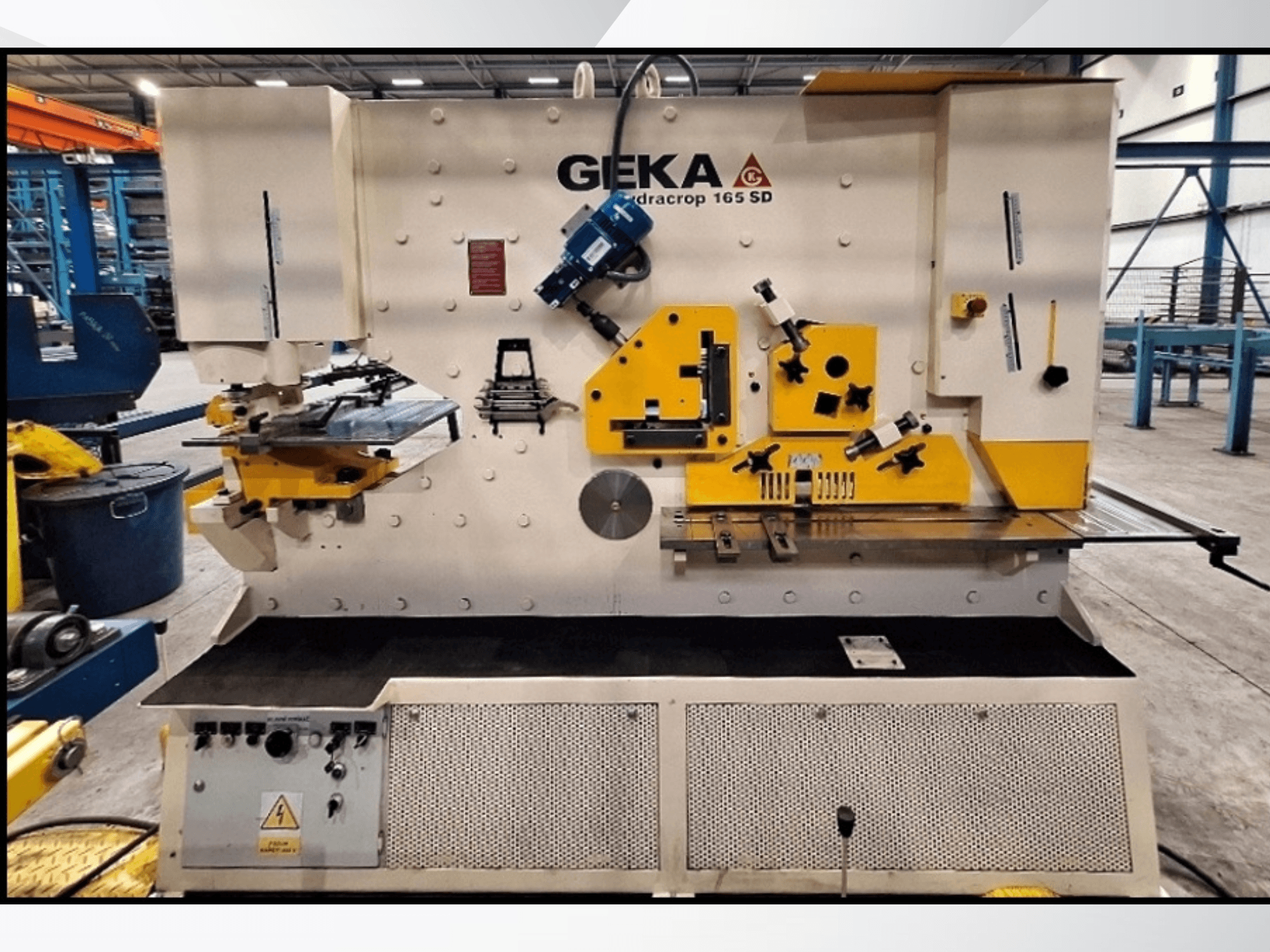 CNC kirpimo staklės „GEKA HYDRACROP 165/300 SD“ vaizdas iš priekio, kuriame matomi valdymo elementai ir pjovimo funkcijos.