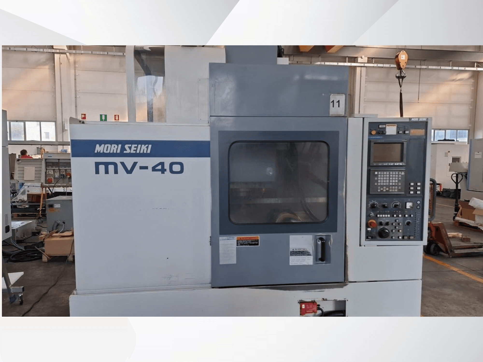 MORI SEIKI MV-40 vertikalusis apdirbimo centras, priekinis vaizdas, kuriame matomas valdymo skydelis ir langas, dirbtuvėse.