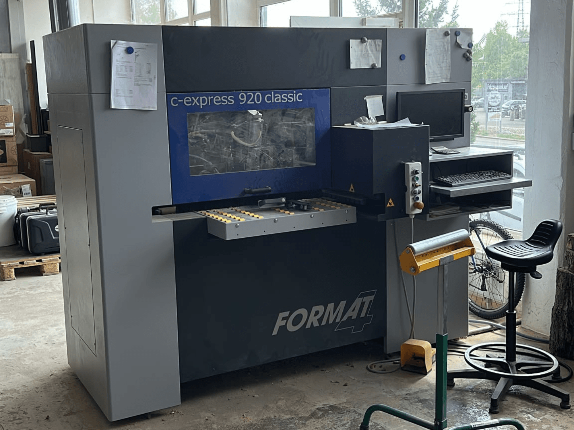 CNC medžio apdirbimo centras „FORMAT4 c-express 920 classic“, vaizdas iš priekio, kuriame matomas valdymo pultas ir darbo erdvė.