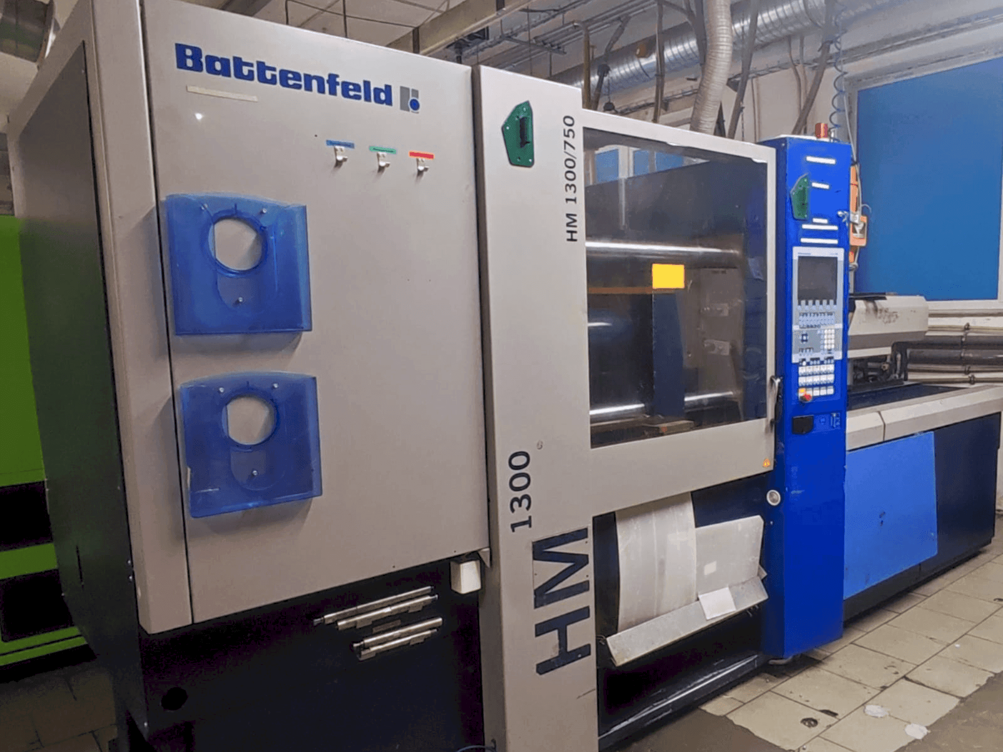 Battenfeld HM 1300/750 Mašinos vaizdas iš priekio