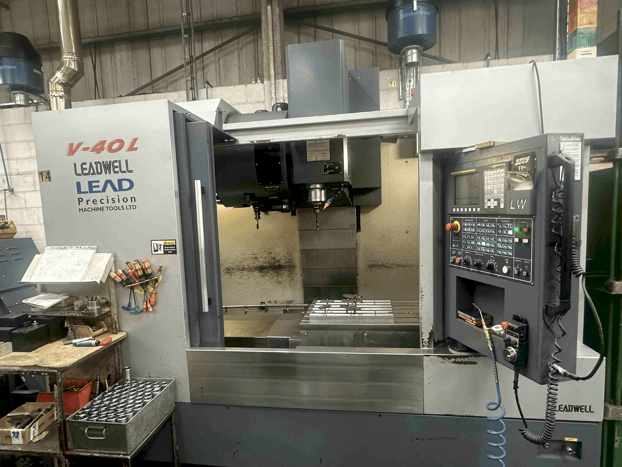 Leadwell V-40L Mašinos vaizdas iš priekio