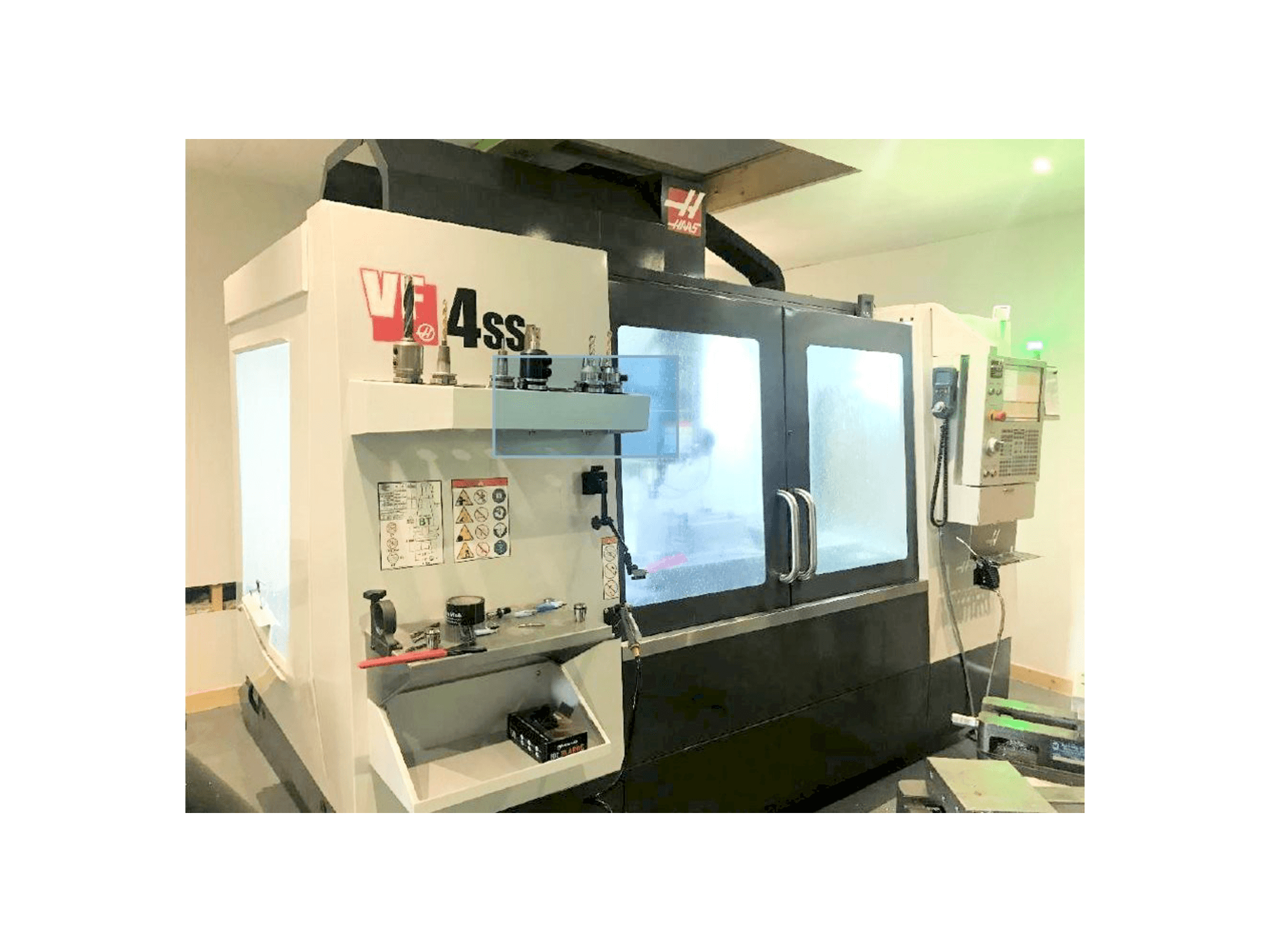 HAAS VF-4SS Mašinos vaizdas iš priekio