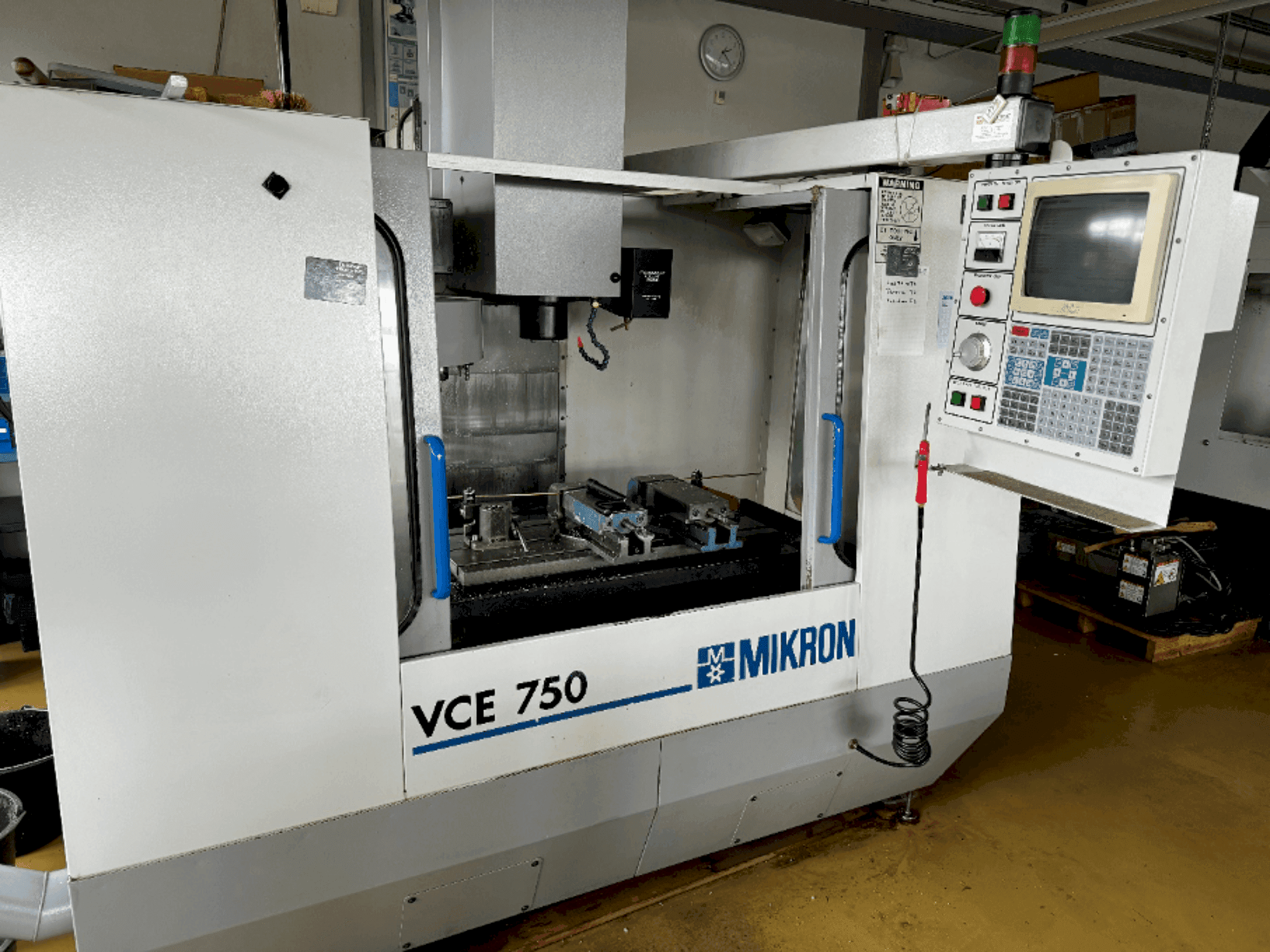 MIKRON VCE 750 Mašinos vaizdas iš priekio