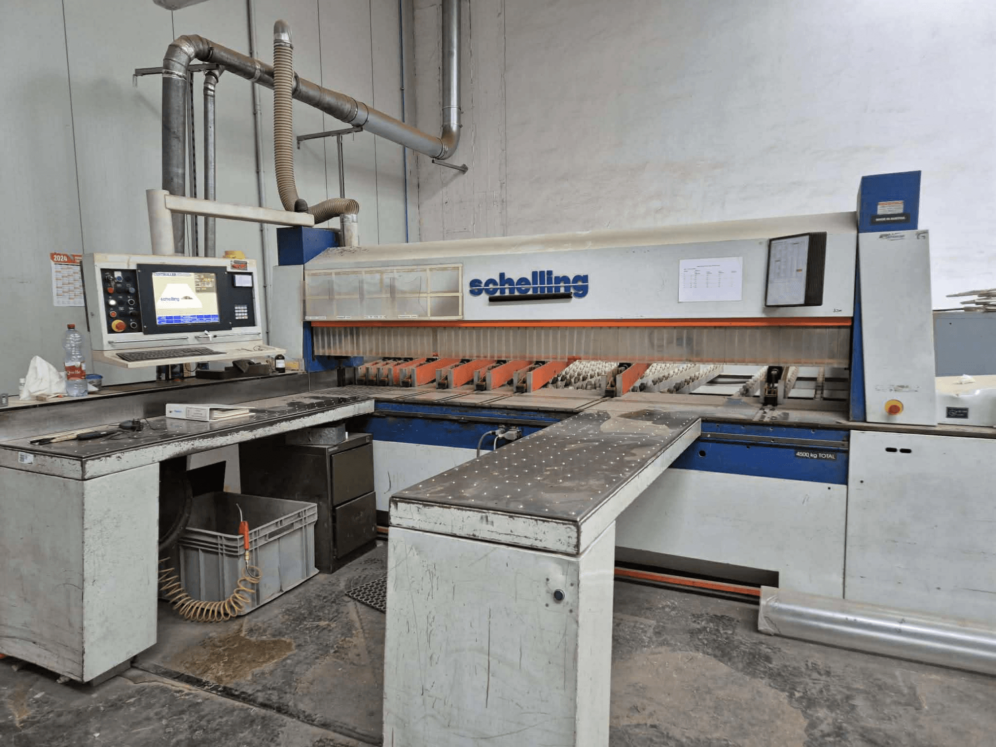 "Schaublin" pjaustymo staklės, kuriose yra kompiuterio sąsaja, aštrūs peiliai ir tvirtas metalinis darbinis paviršius, vaizdas iš šono.