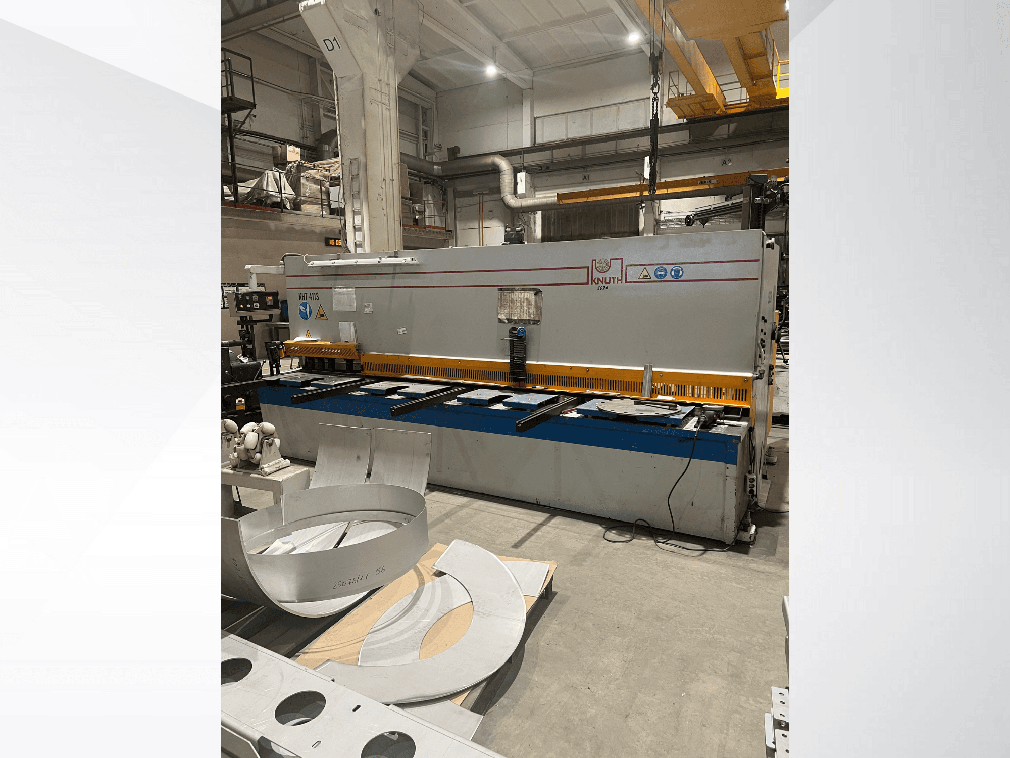 Knuth MT 4173 modelio lakštinio metalo kirpimo staklės dirbtuvėse, vaizdas iš priekio, pjovimo stalas ir metalo lakštai.