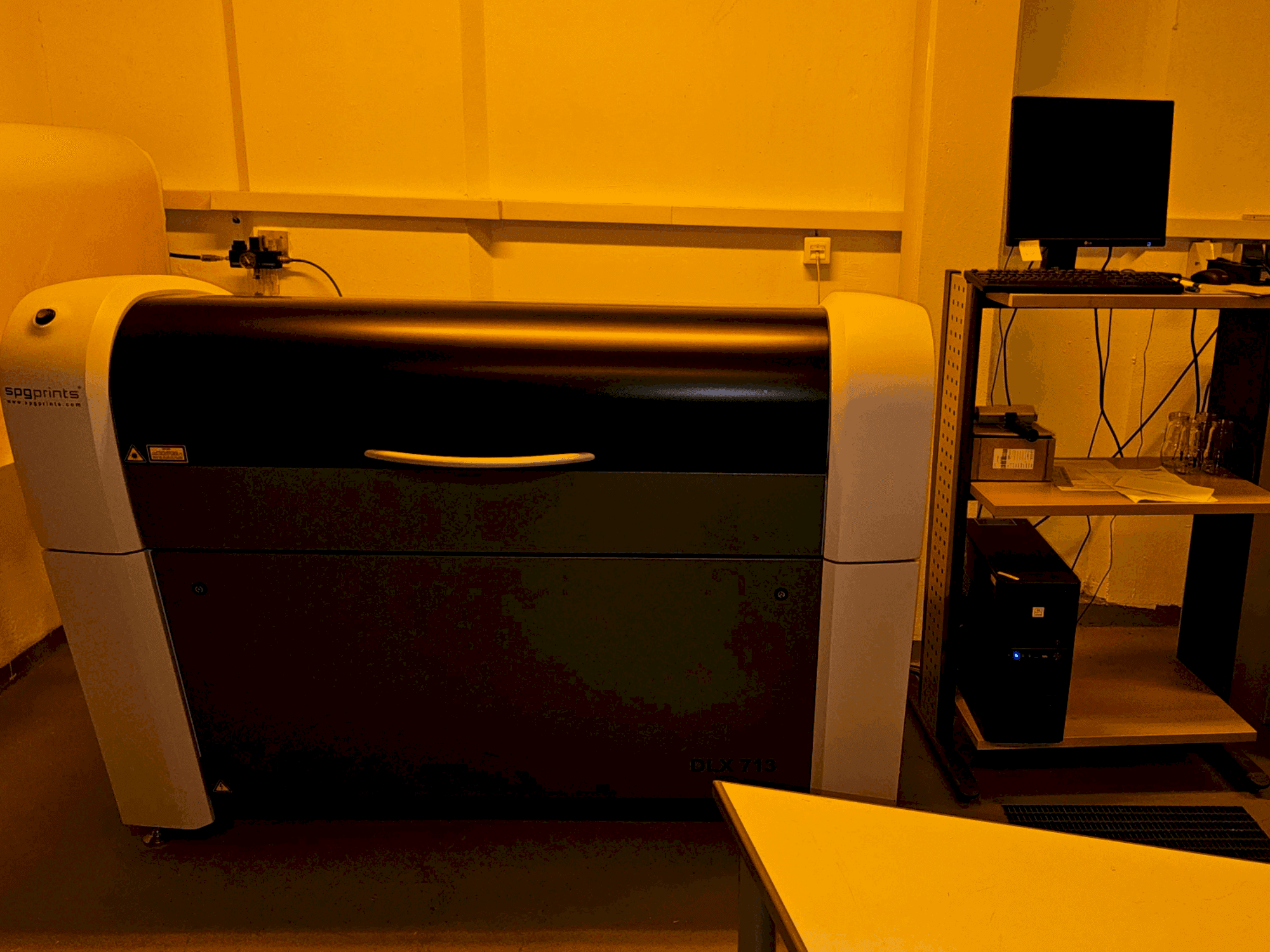 SPGPrints DLX 713T Mašinos vaizdas iš priekio