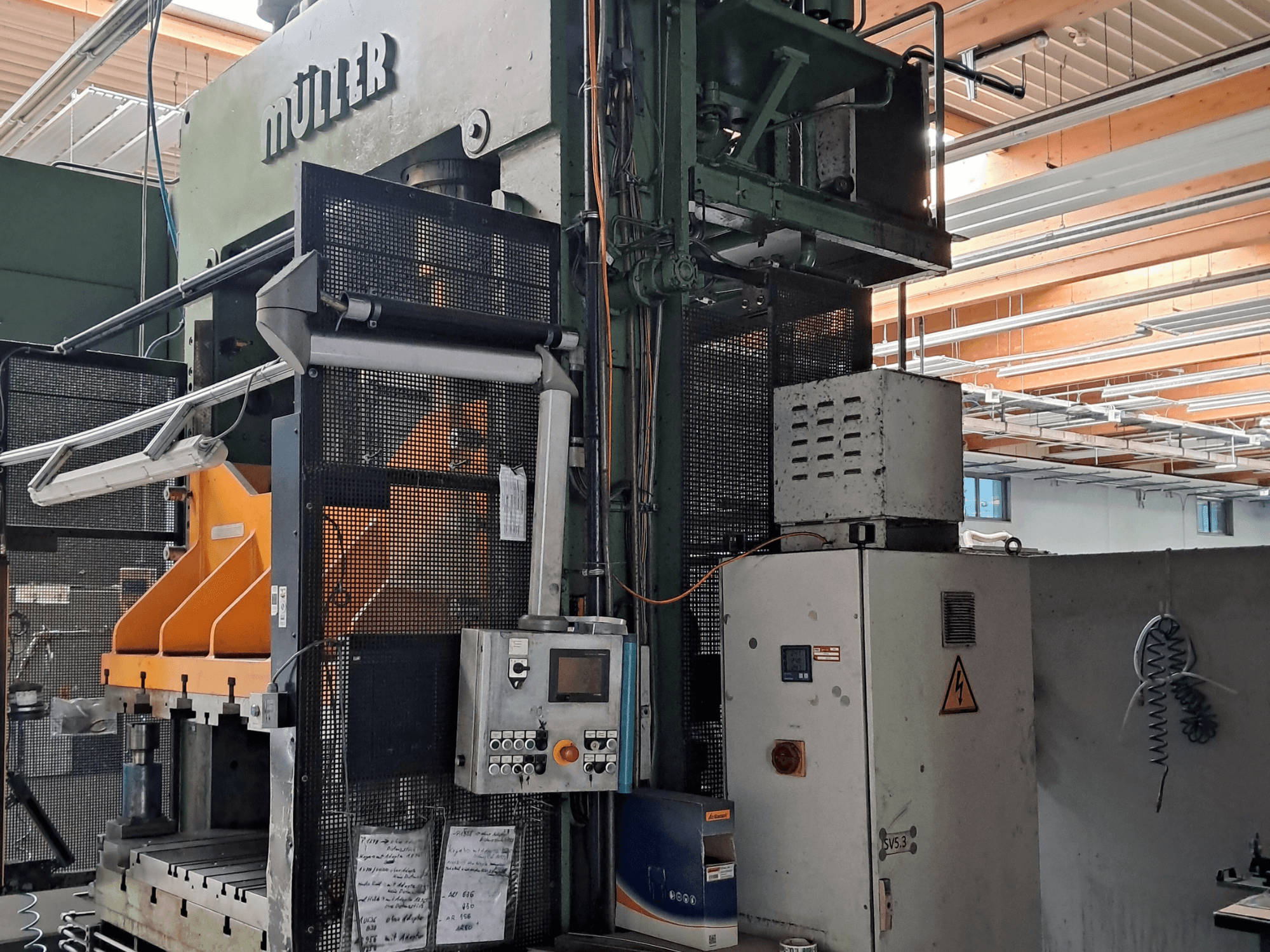 Metalo presas „Müller SE 201.1.1 /32“, vaizdas iš priekio, kuriame matomas valdymo pultas, apsauginis gaubtas ir darbo elementai.