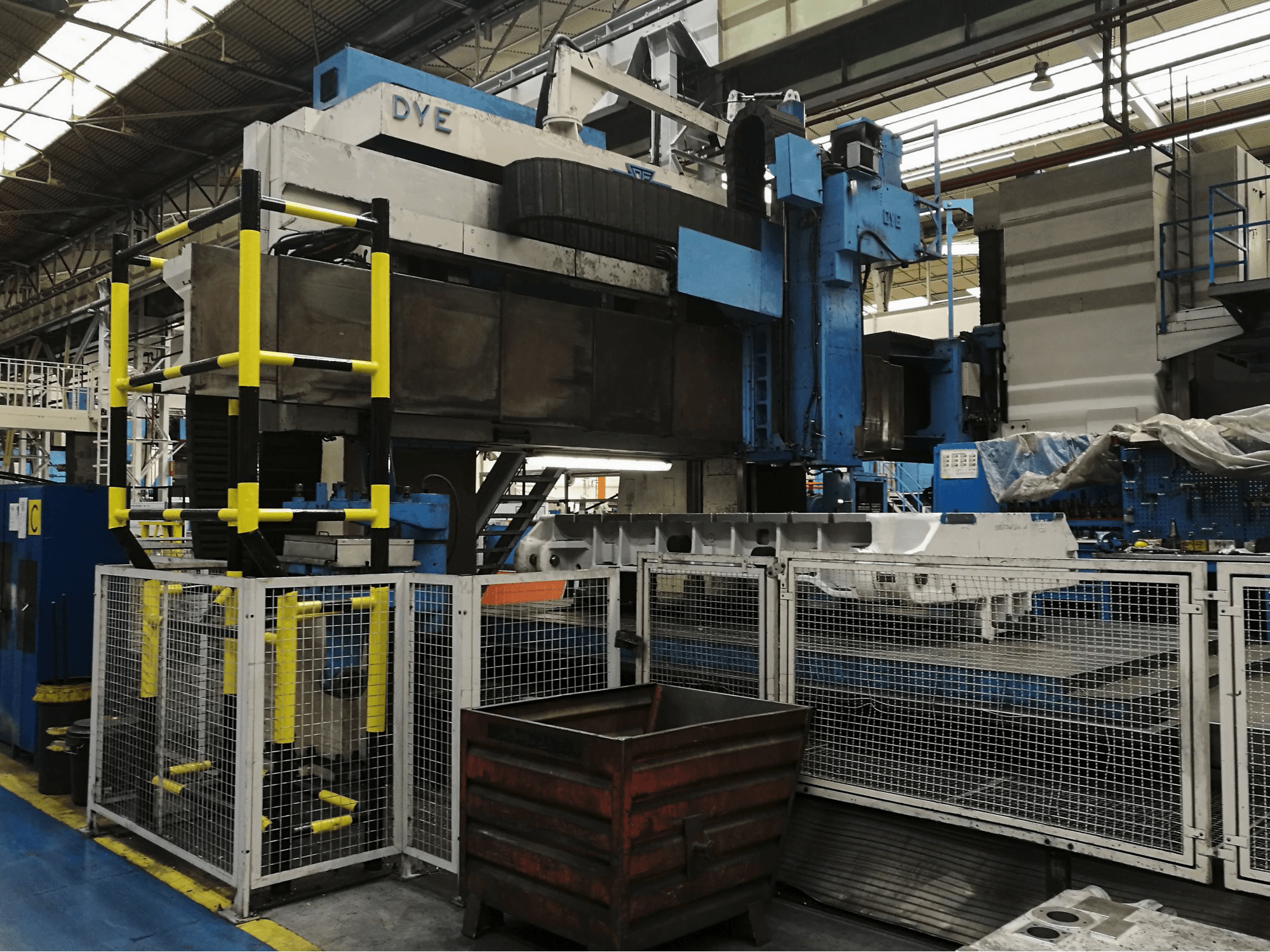 DYE FPF-4-N/C Mašinos kairės pusės vaizdas