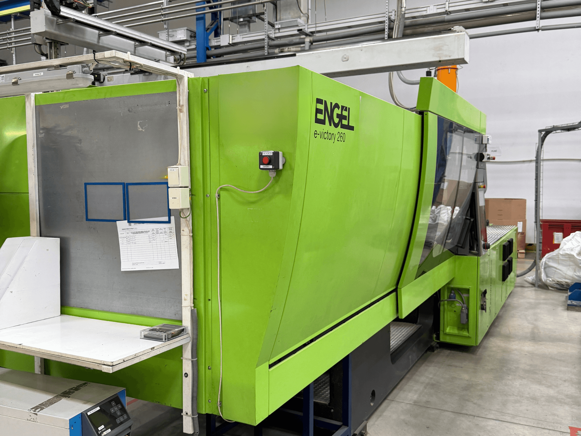 Elektrinis liejimo presas „Green Engel e-victory 260“, vaizdas iš šono, kuriame matomas valdymo pultas ir darbo paviršius.