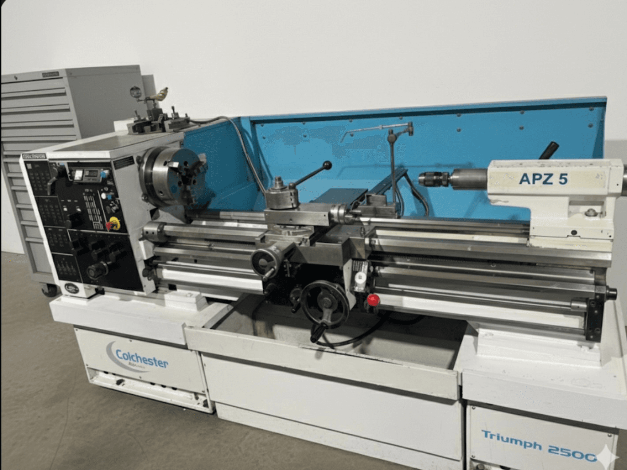 Tekinimo staklės "Colchester Triumph 250C", vaizdas iš priekio, APZ 5 priedas ir valdymo skydelis su ciferblatais ir mygtukais.