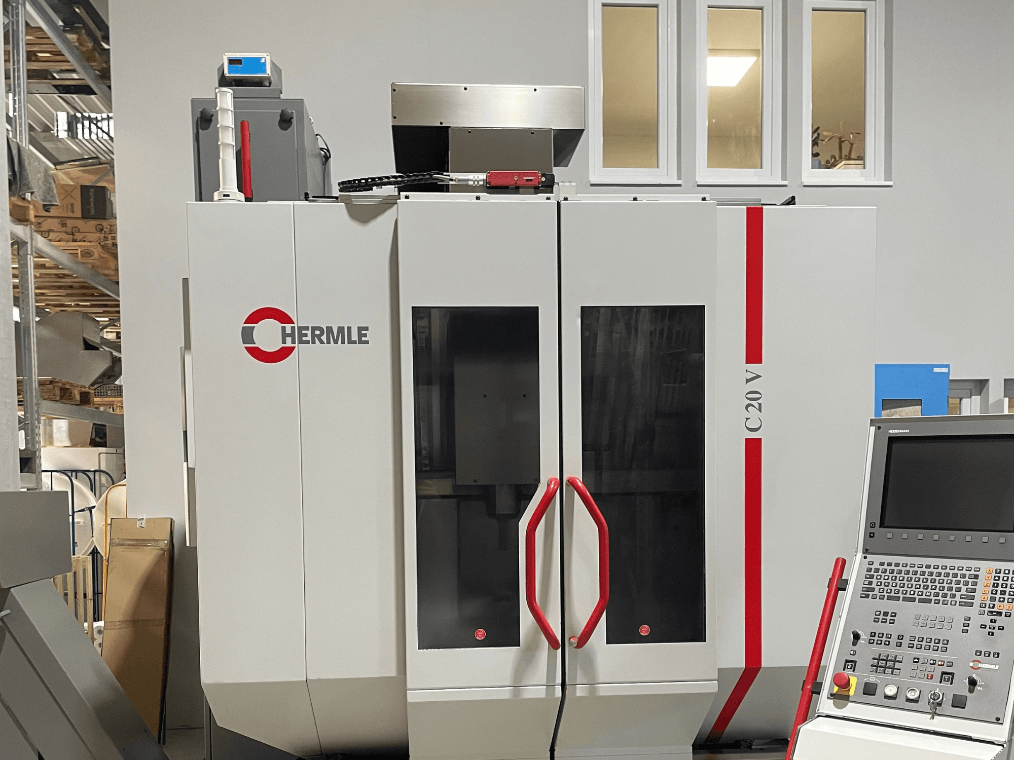 "Chermle C20 V CNC" staklės, vaizdas iš priekio, su valdymo skydeliu ir raudonomis rankenomis; pramoninis dizainas su didelėmis stiklinėmis durimis.