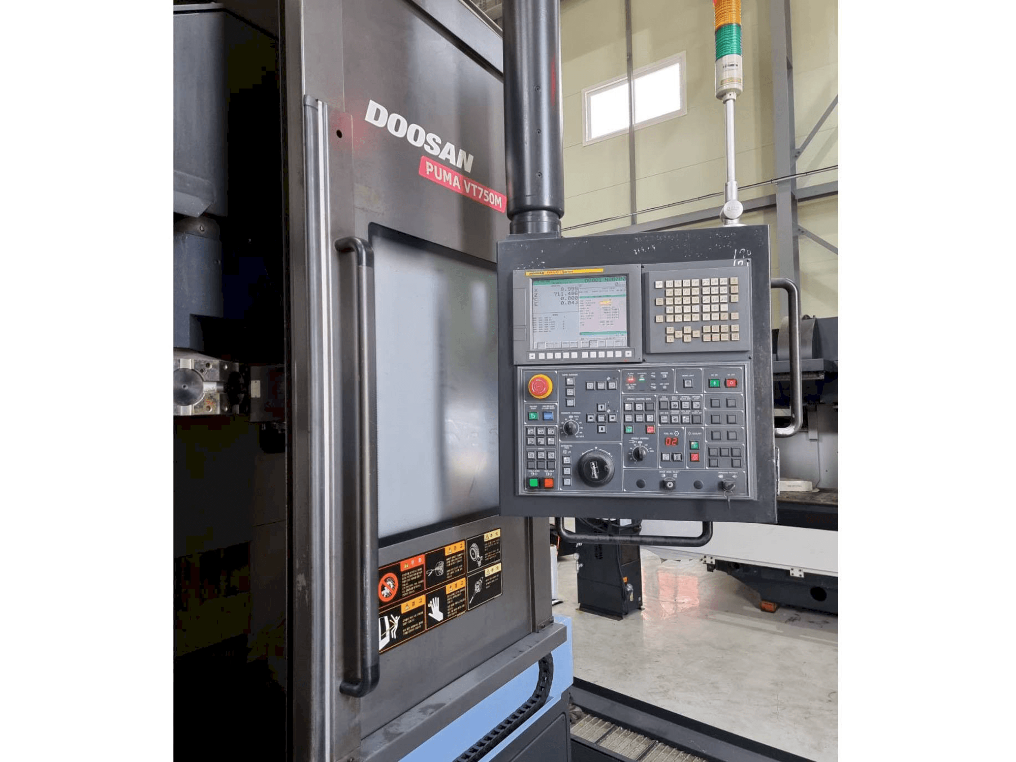 Doosan Puma VT750M Mašinos vaizdas iš kairės pusės