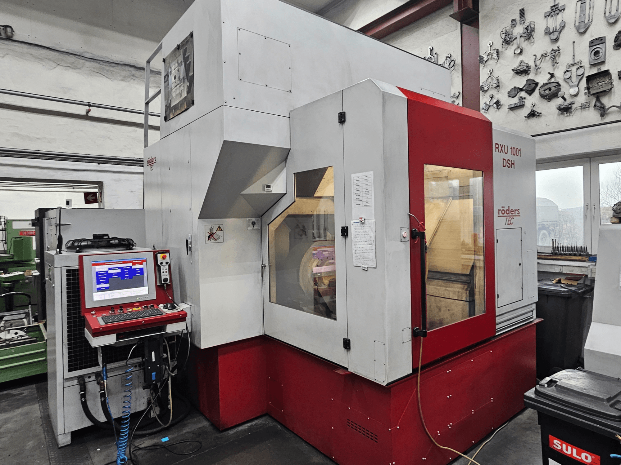 RÖDERS RXU 1001 DSH vertikalusis apdirbimo centras, priekinis vaizdas, kuriame matomas valdymo skydelis ir staklių detalės dirbtuvėse.