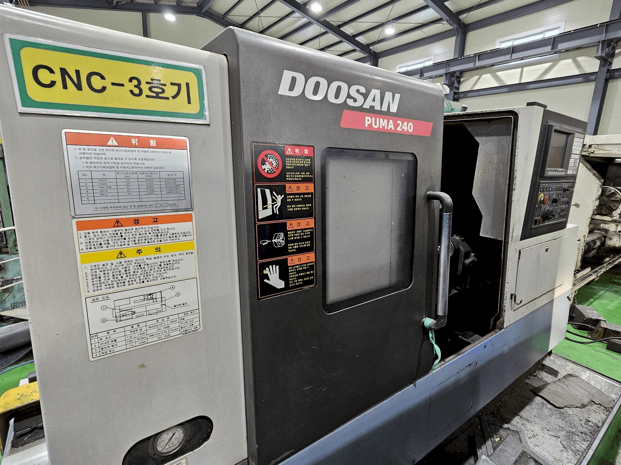 Doosan Puma 240 Mašinos vaizdas iš priekio