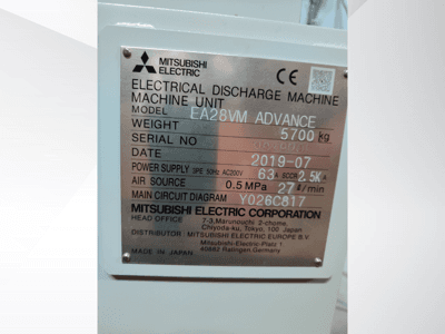 "Mitsubishi Electric EA28VM Advance" elektrinio išlydžio mašinos etiketė, kurioje nurodytos tokios specifikacijos kaip svoris, maitinimo šaltinis ir oro šaltinis.