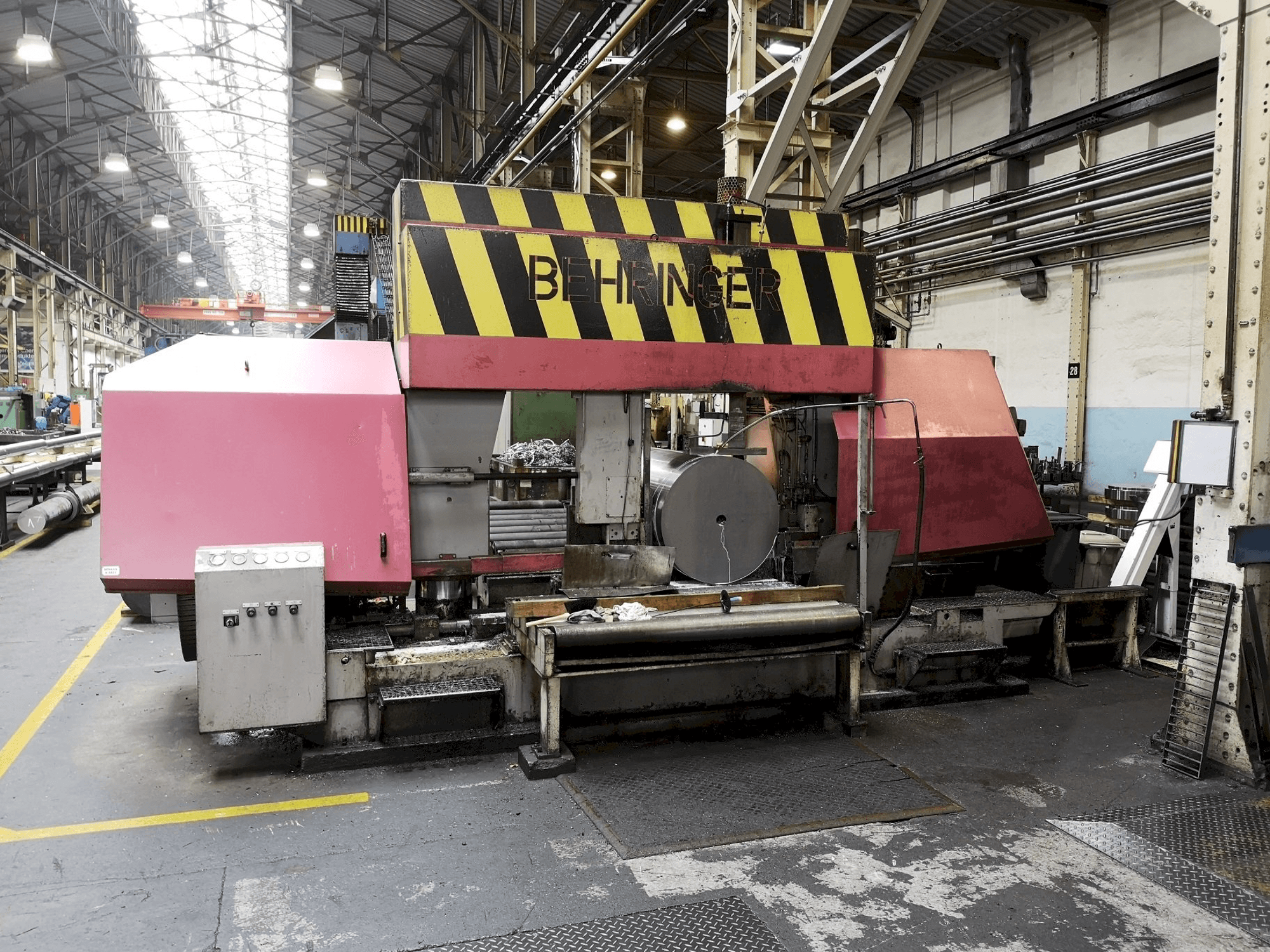 Behringer HBP1080/1700 A/CNC Mašinos vaizdas iš priekio