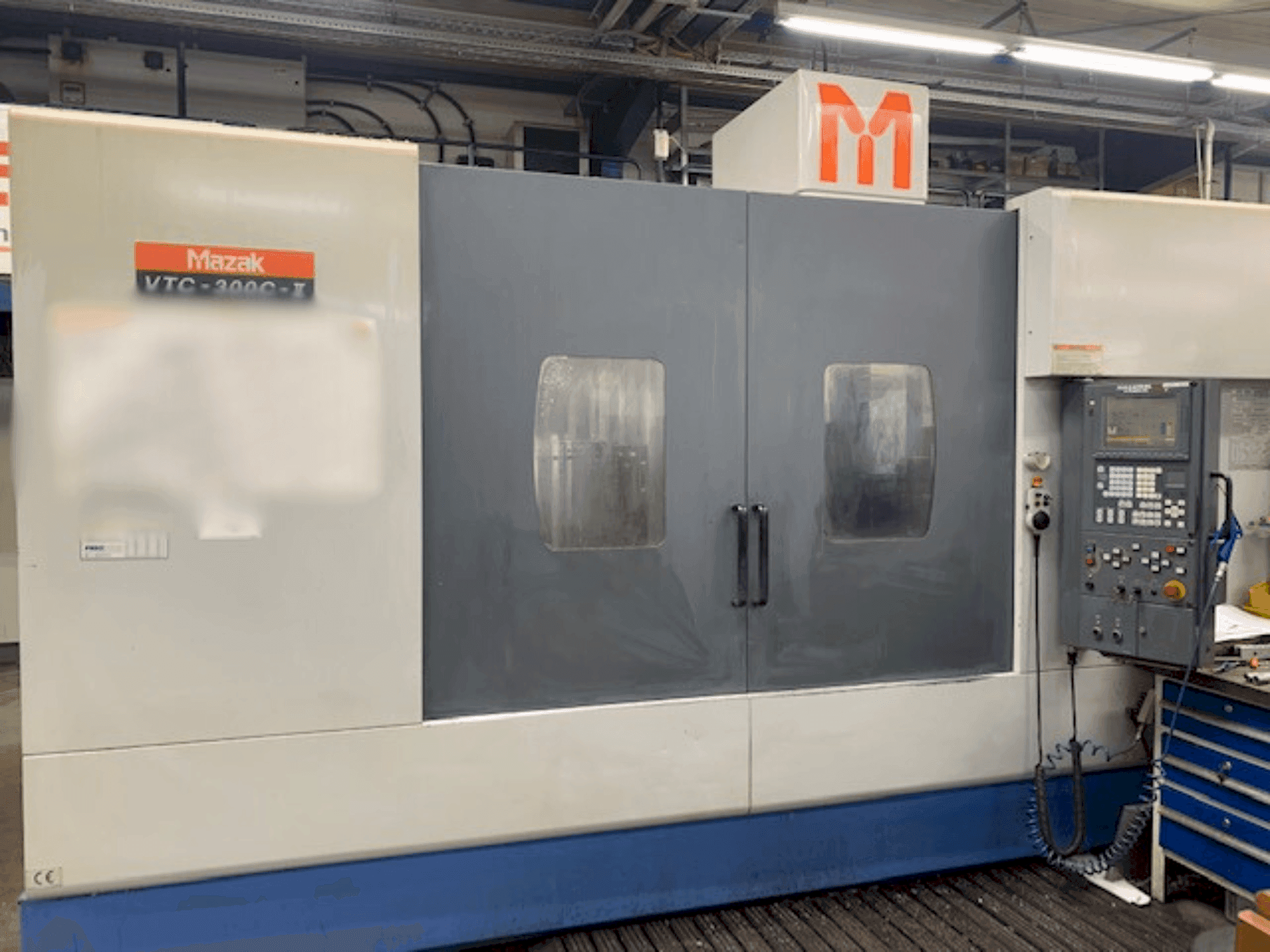 Mazak VTC 300C II Mašinos vaizdas iš priekio