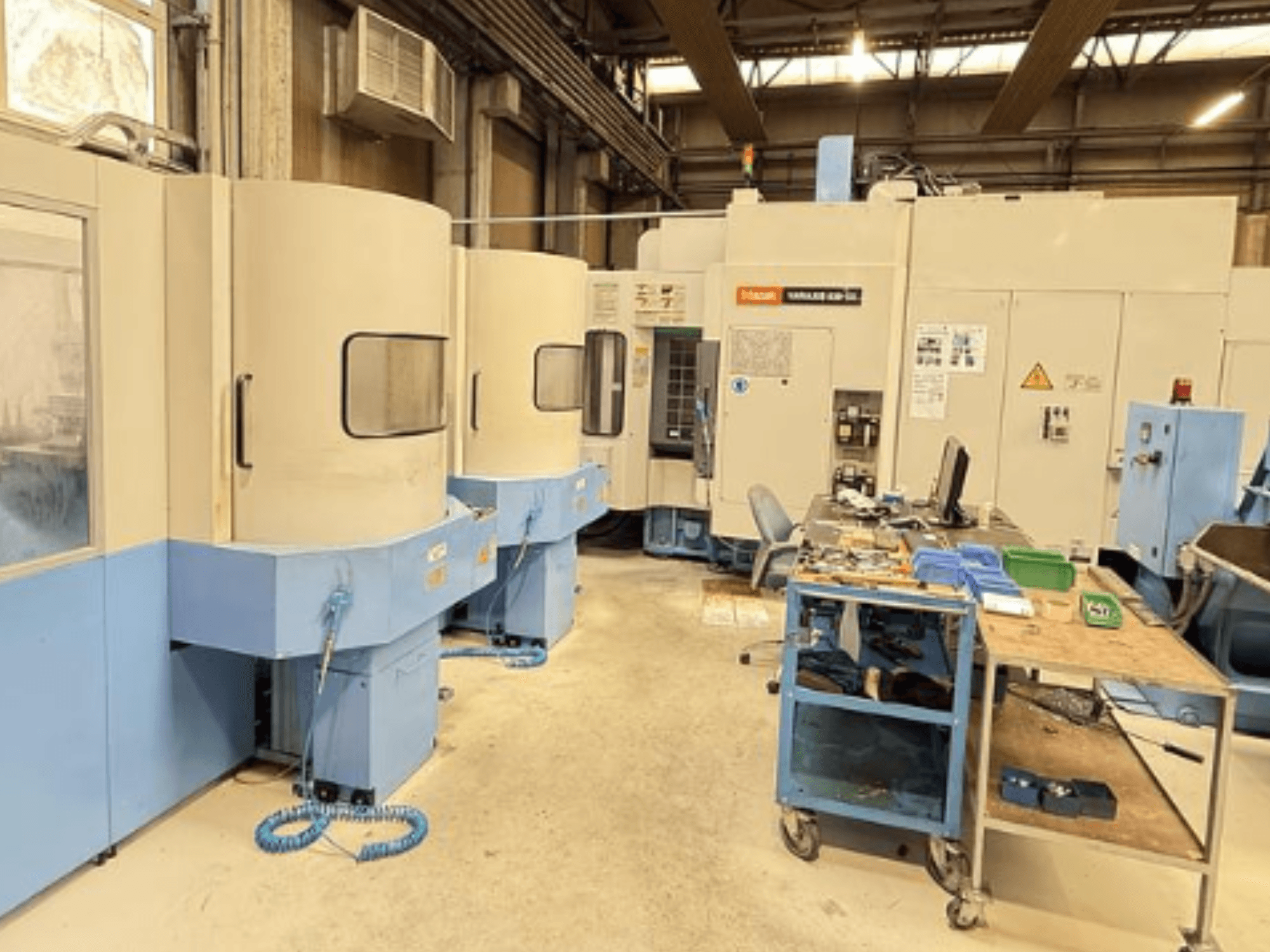 Vertikalusis apdirbimo centras "Mazak Variaxis 630-5X" dirbtuvėse, priekinis vaizdas, kuriame matomas valdymo skydelis ir įrankių laikymo vieta.