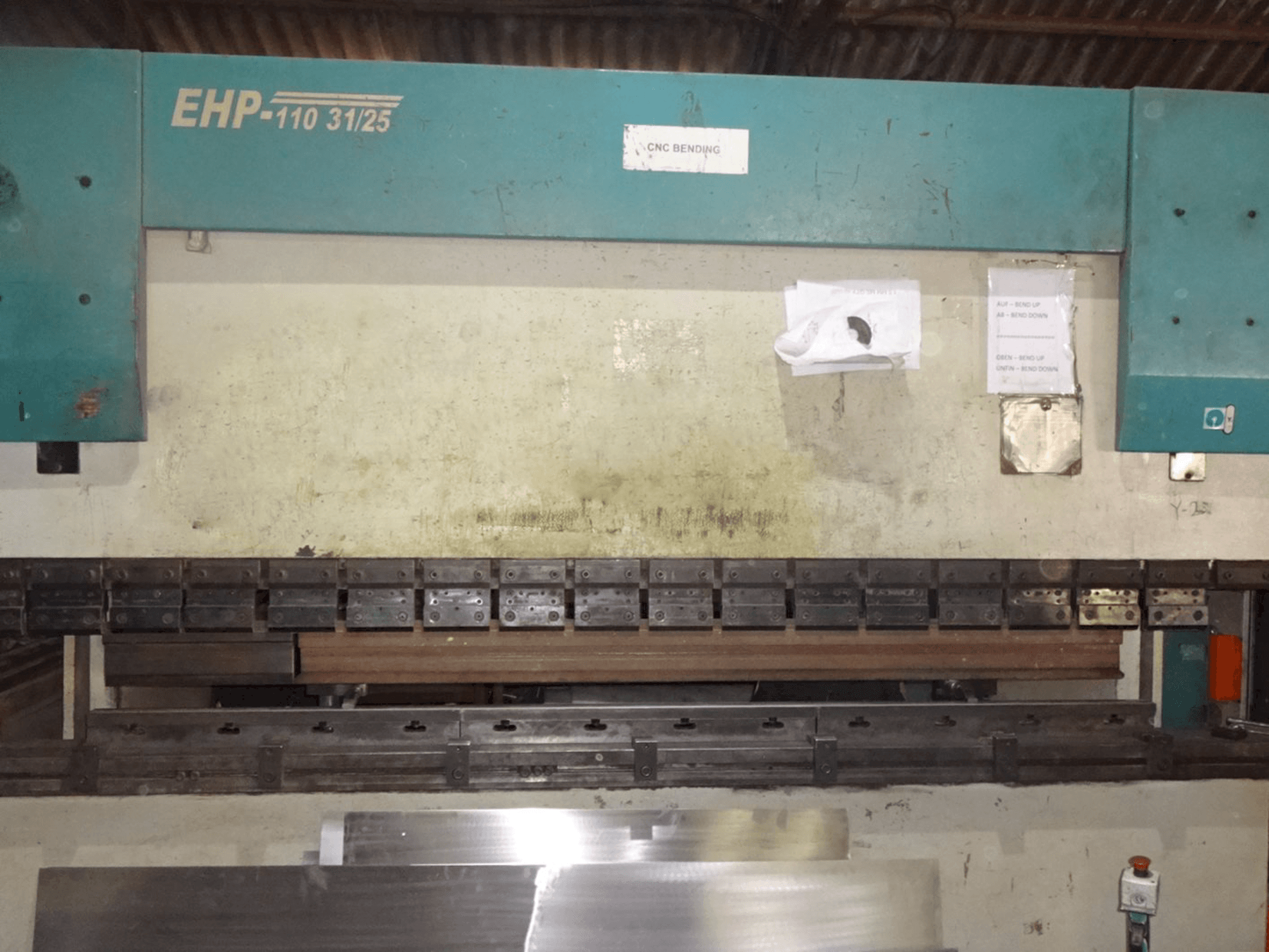 Hindustan Hydraulics EHP 110 Mašinos vaizdas iš priekio