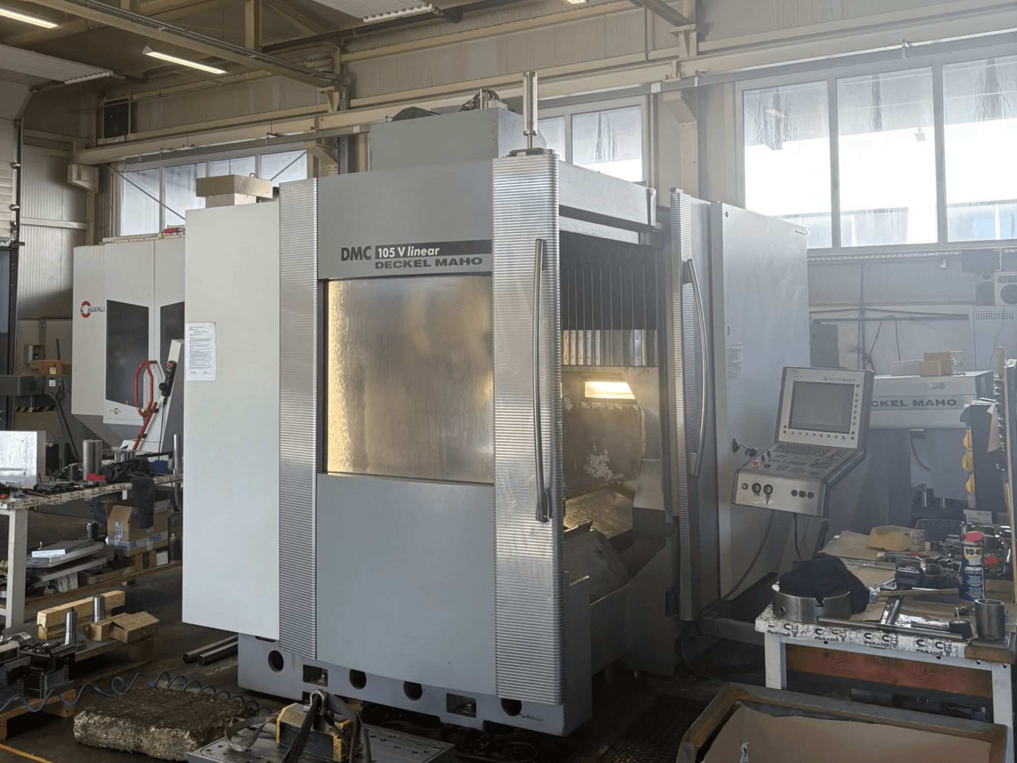 DMG DECKEL MAHO DMU 105 V linijinis vertikalus apdirbimo centras, vaizdas iš priekio, kuriame matomas valdymo pultas ir darbo zona.