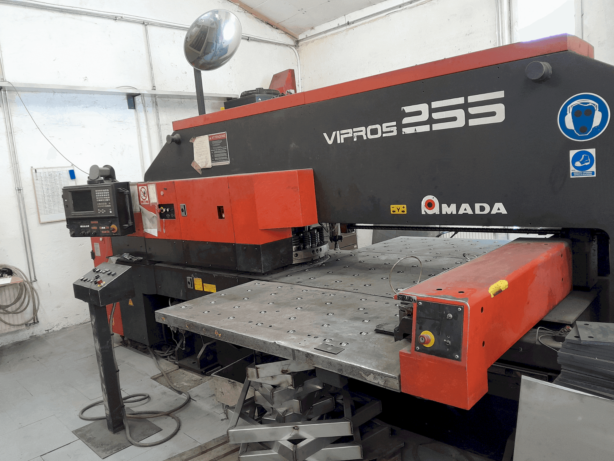 AMADA Vipros 255 Mašinos vaizdas iš priekio
