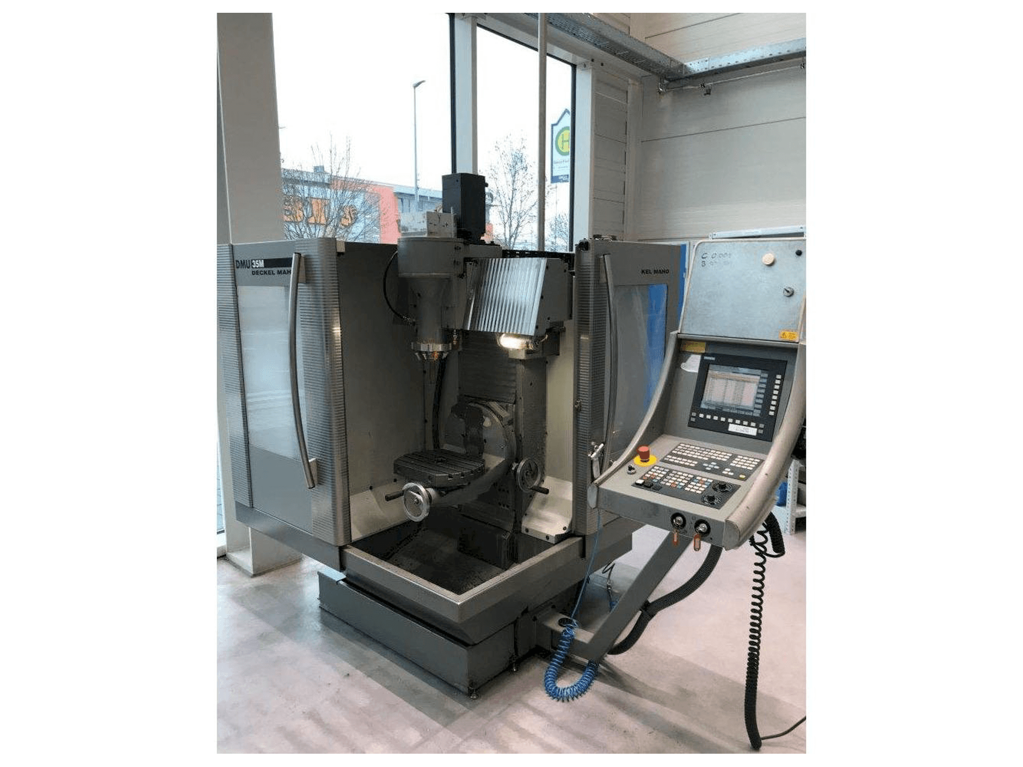 DECKEL MAHO DMU 35 M Mašinos vaizdas iš priekio