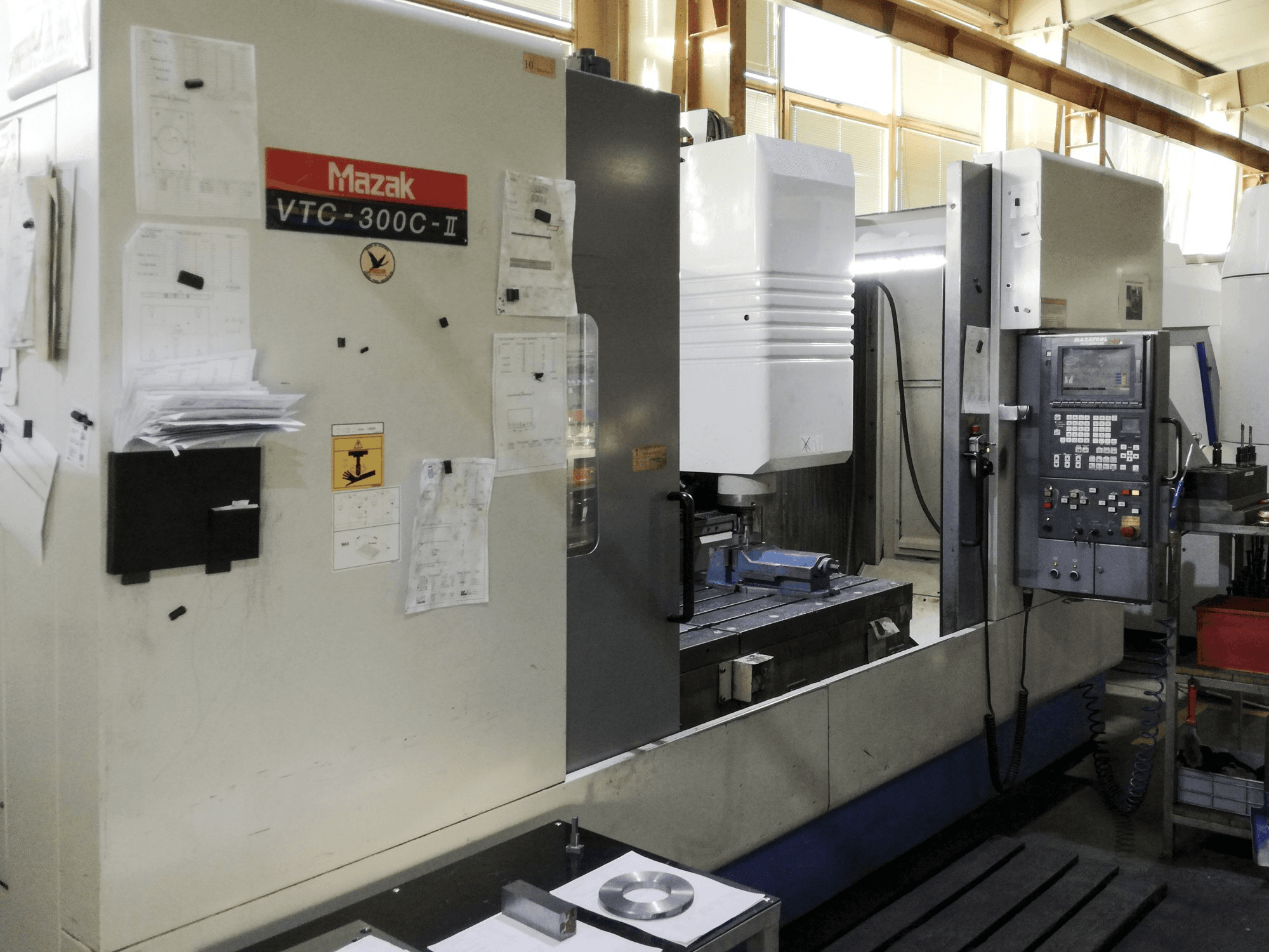 Mazak VTC-300C Mašinos kairės pusės vaizdas