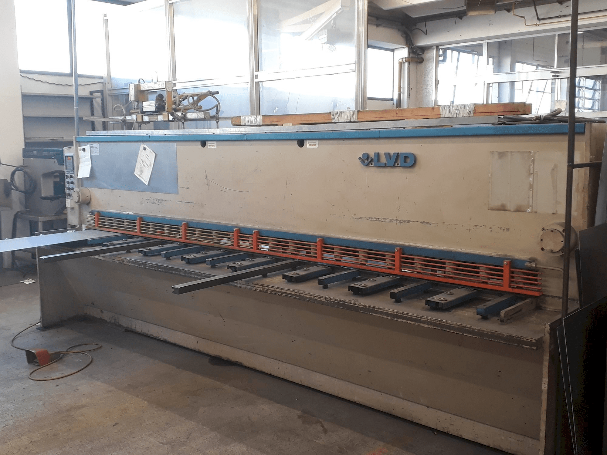 LVD HST 40/6 Mašinos vaizdas iš priekio