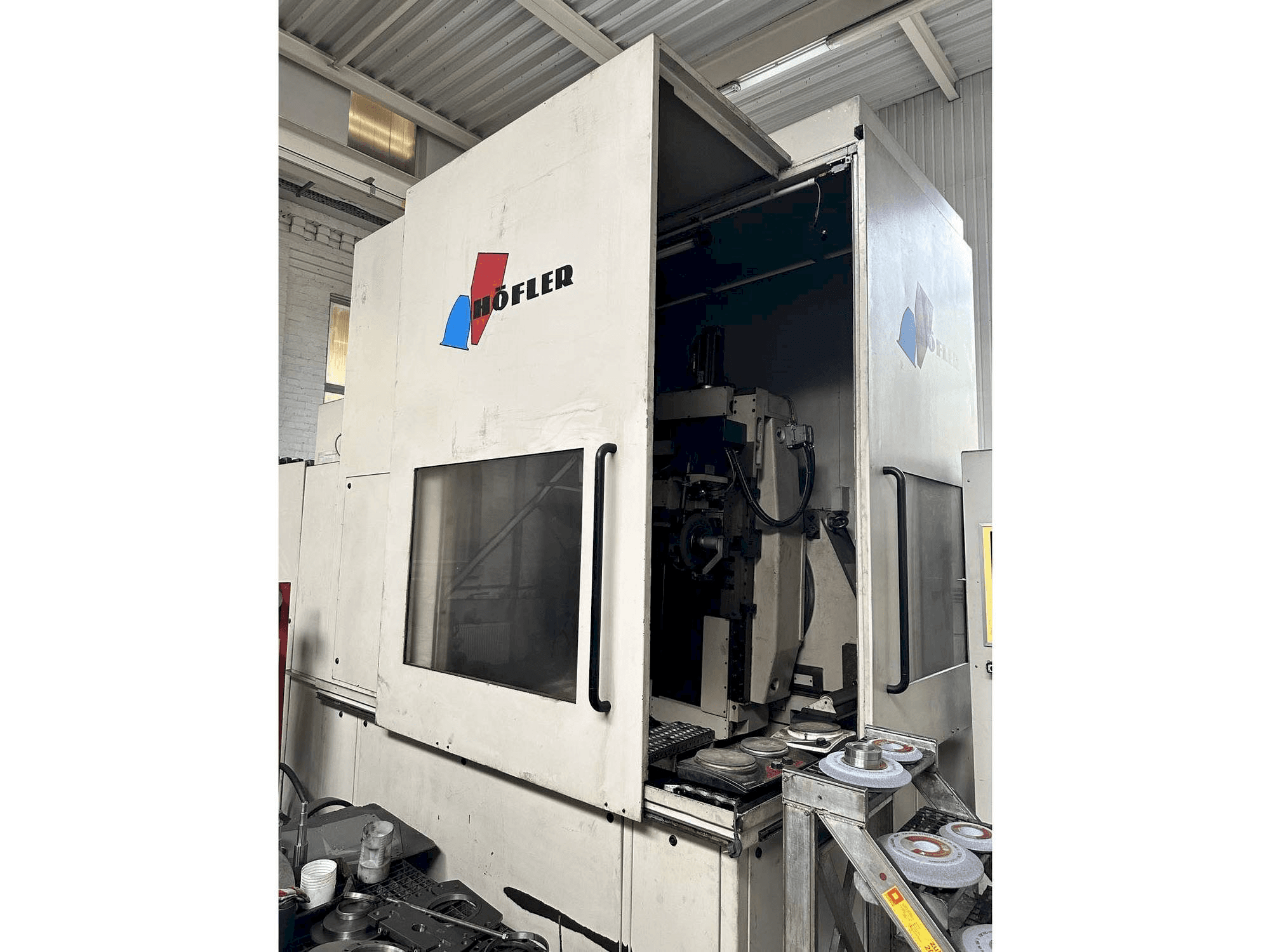 HOFLER NOVA CNC 1000 Mašinos vaizdas iš priekio