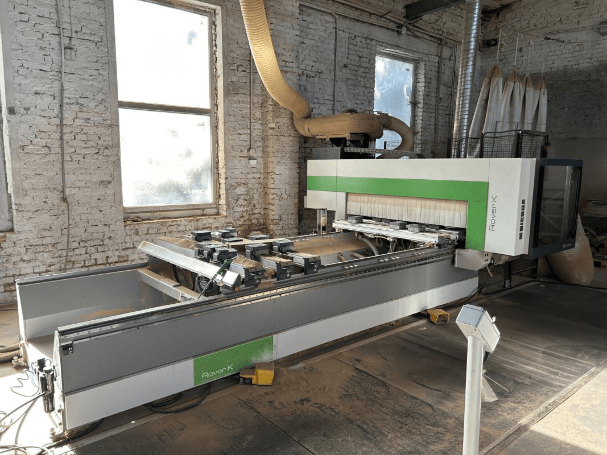 CNC apdirbimo centras „BIESSE Rover K 1532 G“ dirbtuvėse, vaizdas iš priekio, kuriame matomi jo pjovimo įrankiai ir darbo paviršius.