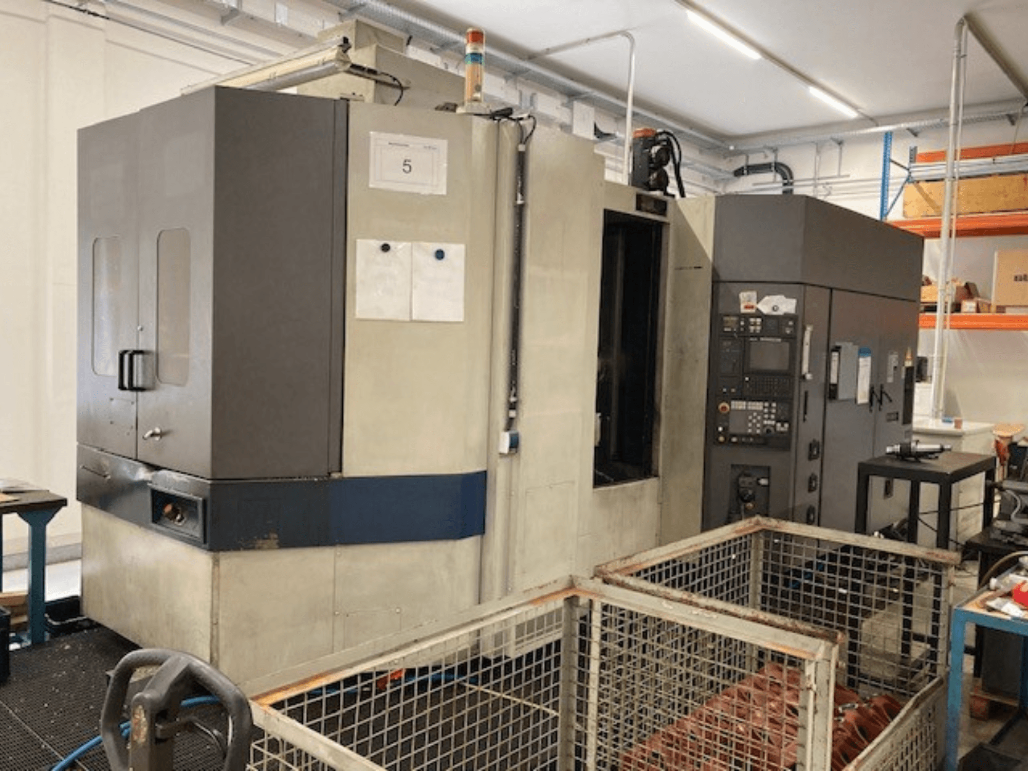 MORI SEIKI SH633 horizontalusis apdirbimo centras, vaizdas iš priekio, valdymo skydelis ir saugos funkcijos.
