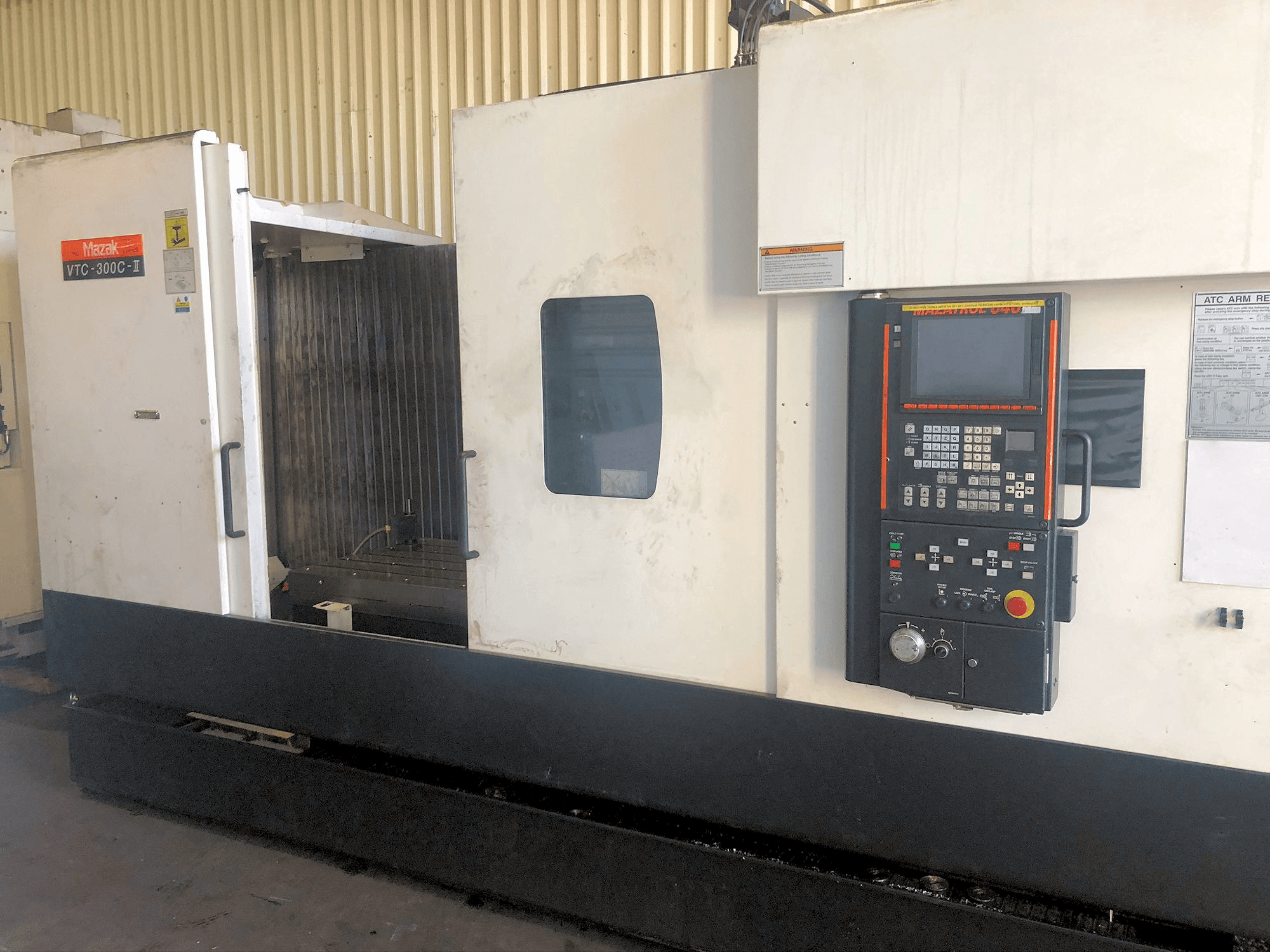Mazak VTC-300C-II Mašinos vaizdas iš priekio