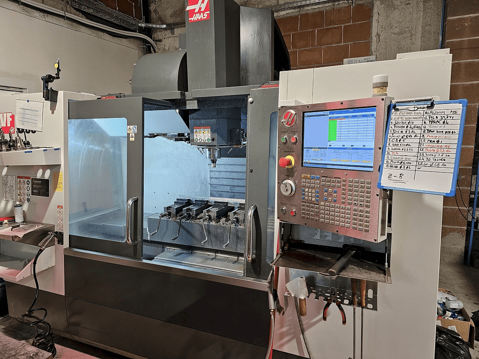 HAAS VS3SS Mašinos vaizdas iš priekio