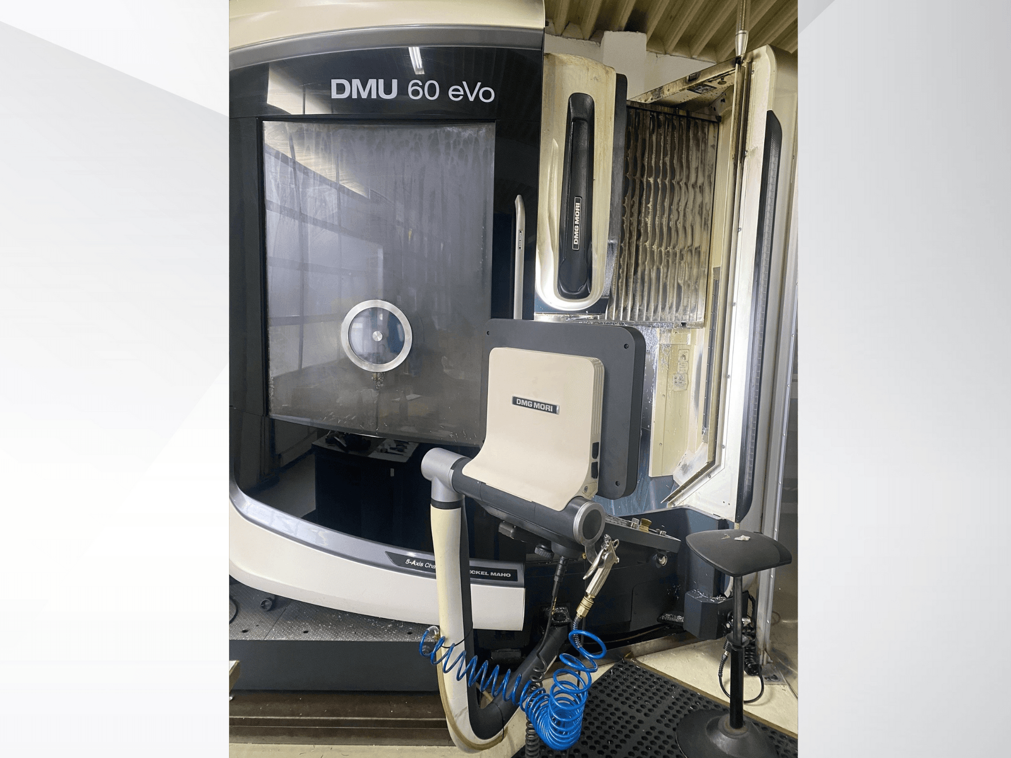 DMU 60 eVo CNC frezavimo staklės, vaizdas iš priekio, matomas valdymo skydelis ir įrankiai, idealiai tinka tiksliam apdirbimui.