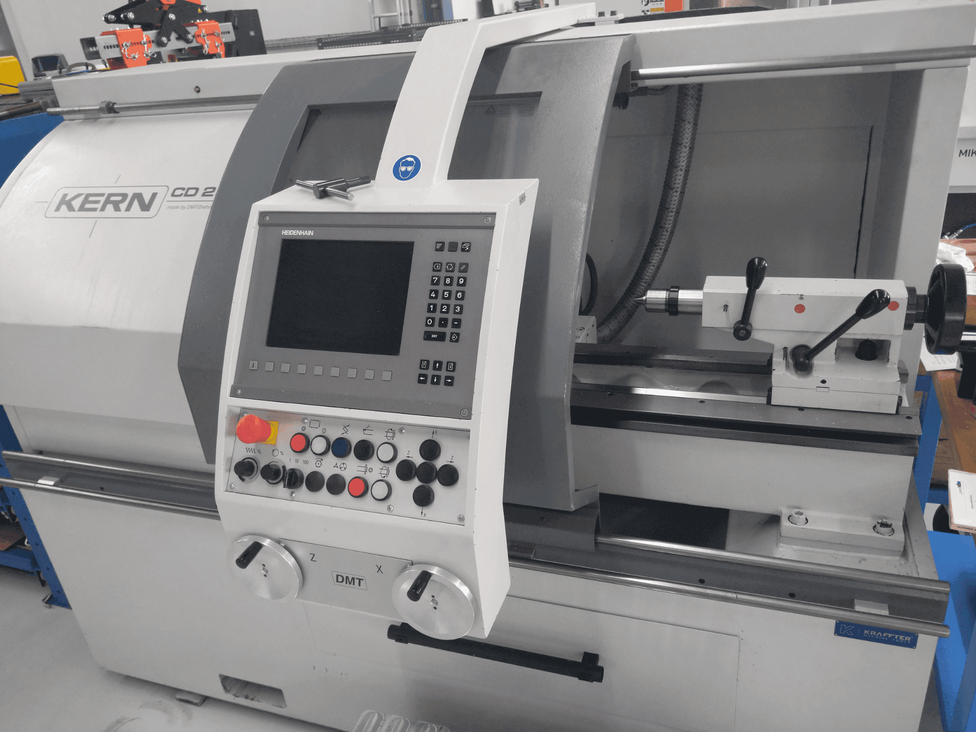 DMT KERN CD 282 Mašinos vaizdas iš priekio