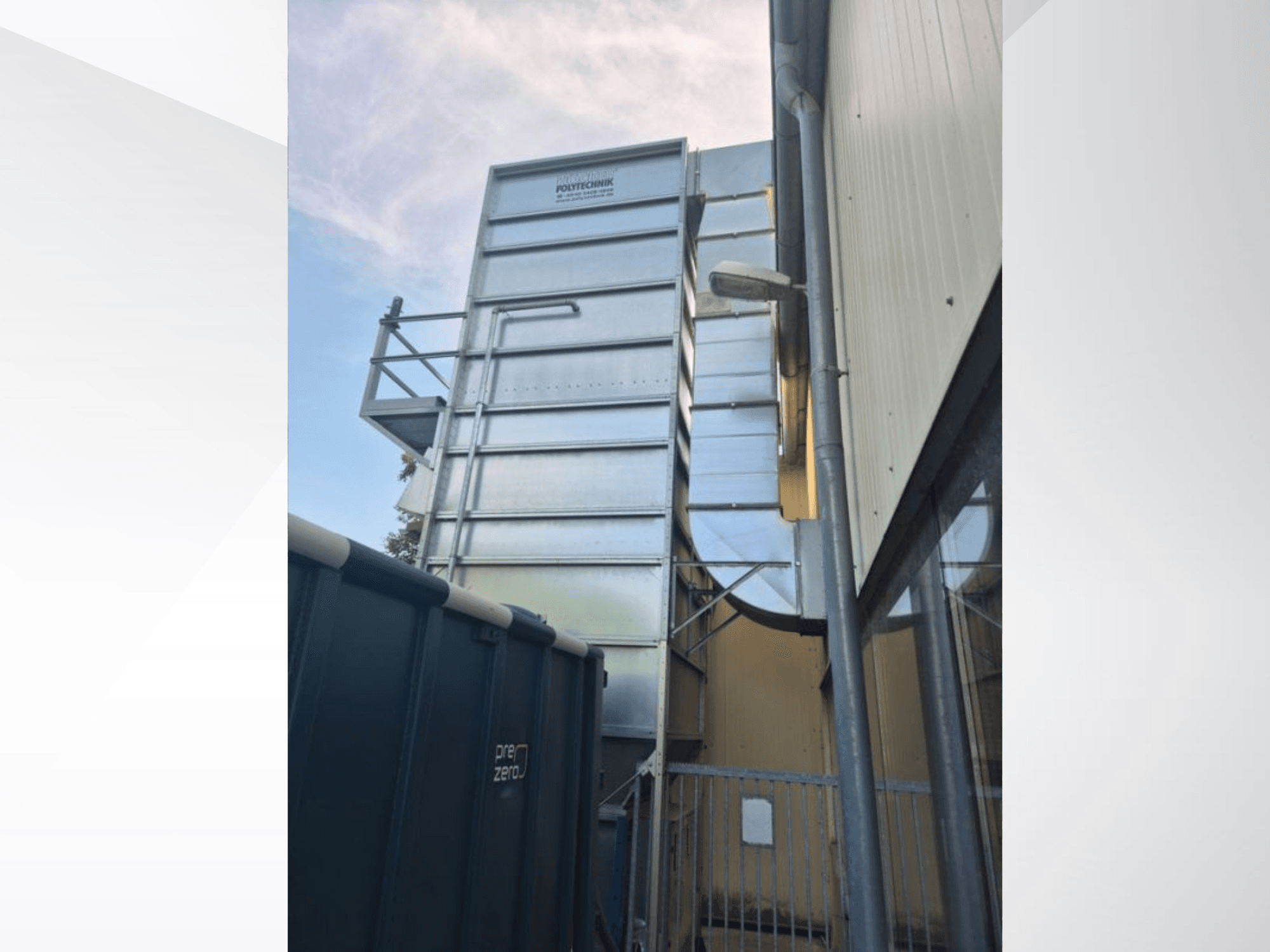 "Polytechnick MultiStar JP5 BrikStar c-3 18" iš HOCKER, šoninis vaizdas, kuriame matyti metalinė konstrukcija ir ortakiai dangaus fone.