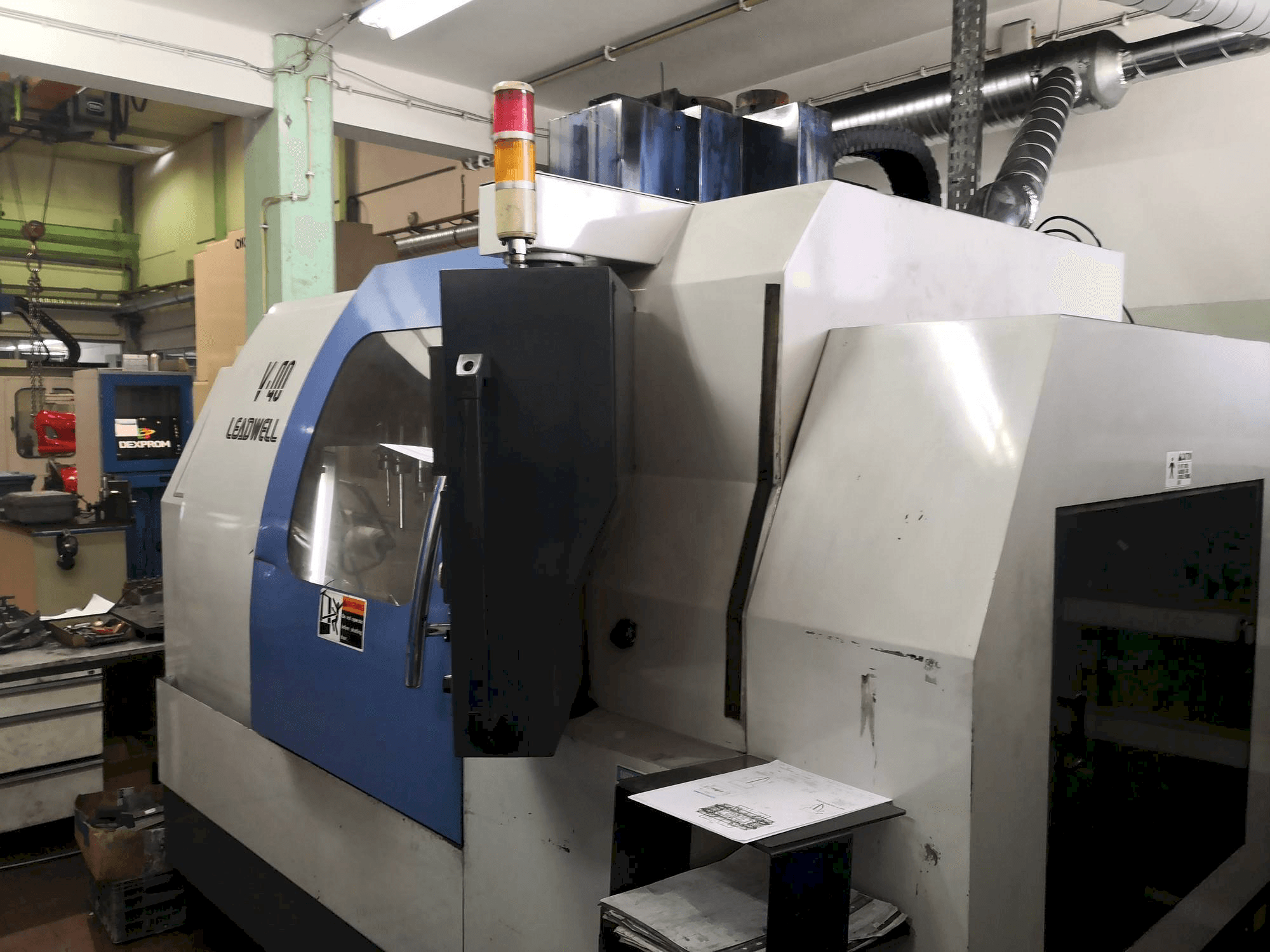 Leadwell V-40 Mašinos vaizdas iš priekio
