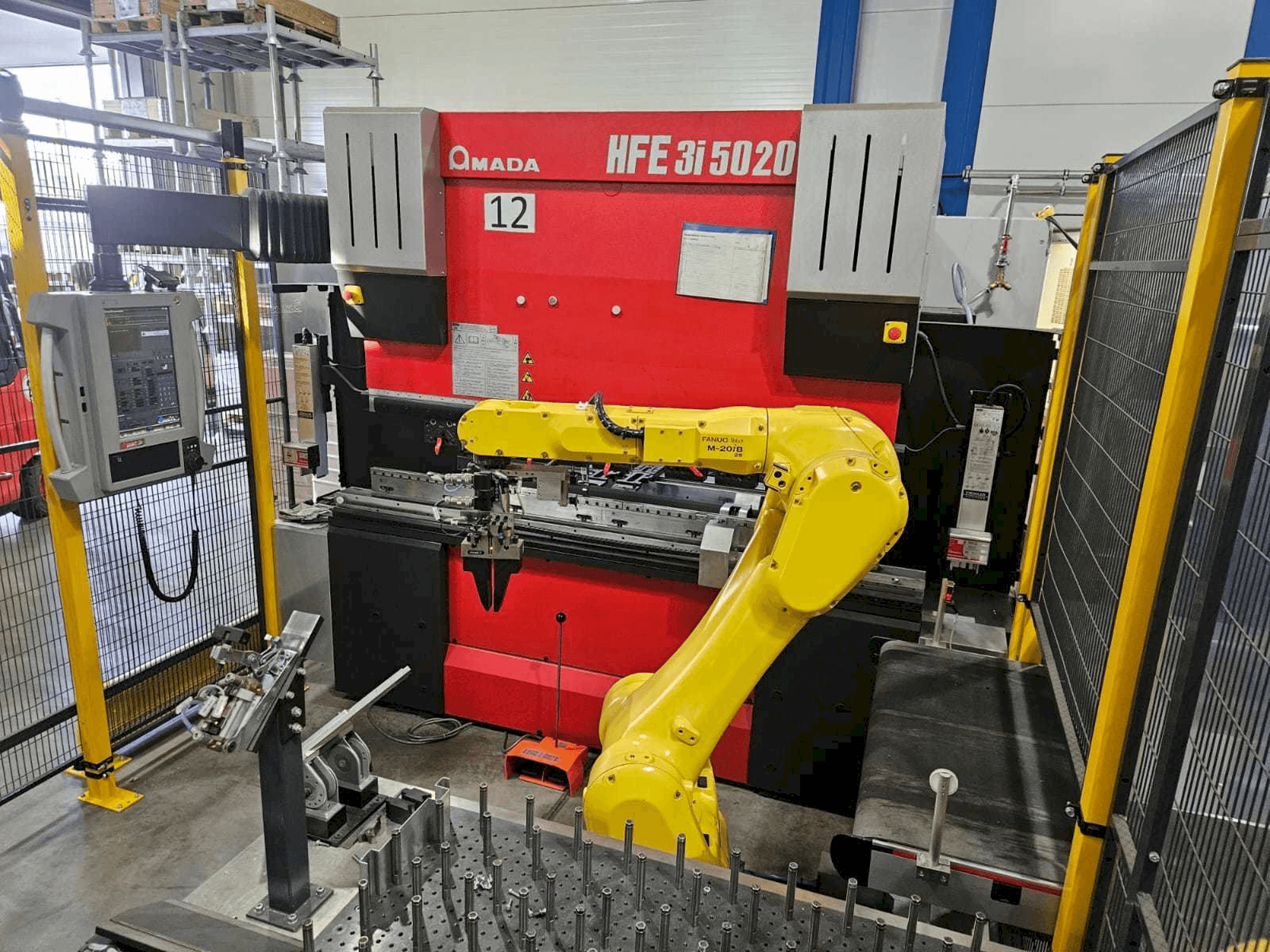 AMADA HFE5020 3i + Robot Mašinos vaizdas iš priekio