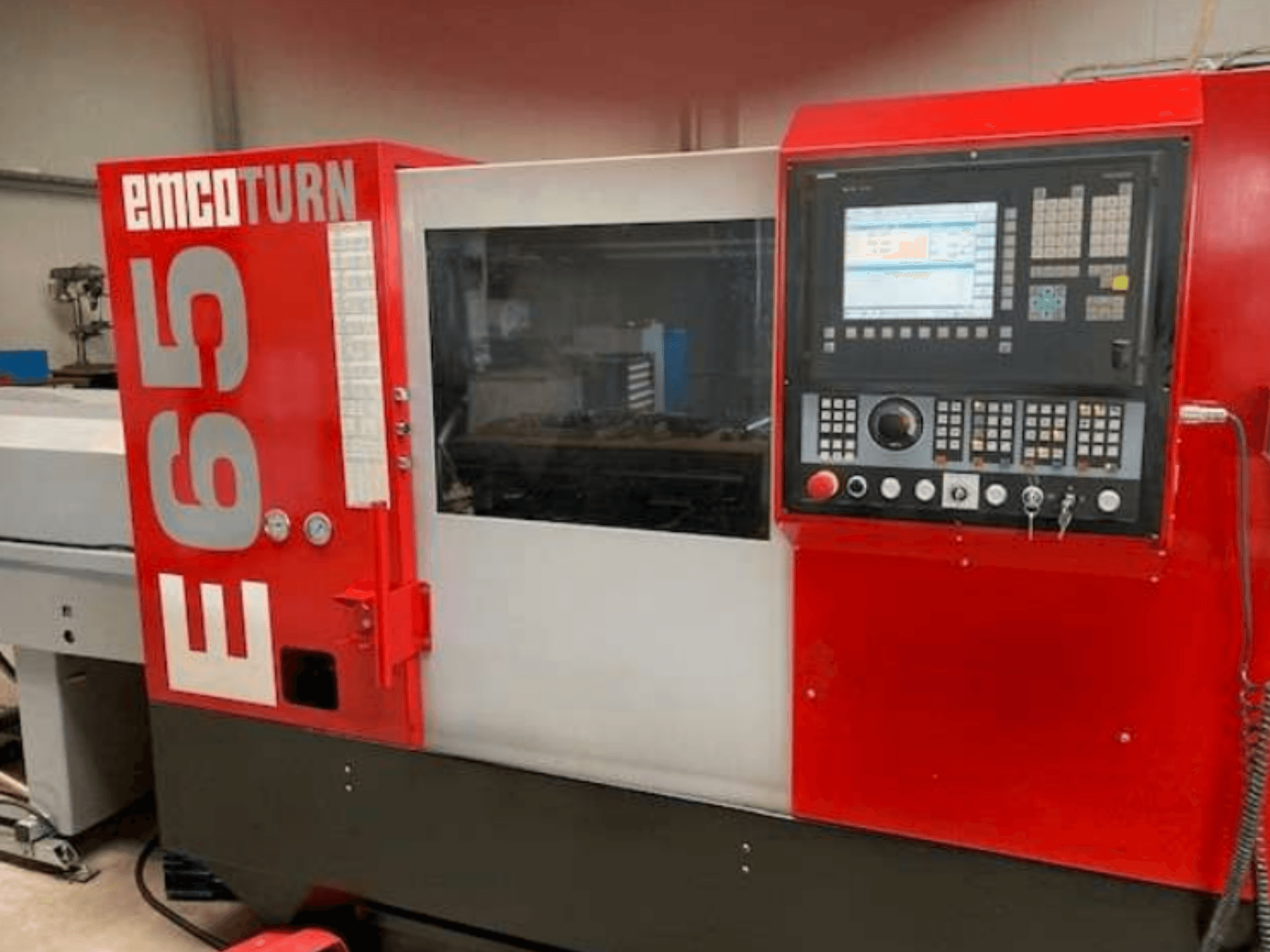 EMCO Turn E65 CNC tekinimo staklės, priekinis vaizdas, kuriame matomas valdymo skydelis, didelis ekranas ir darbo zona už stiklo.