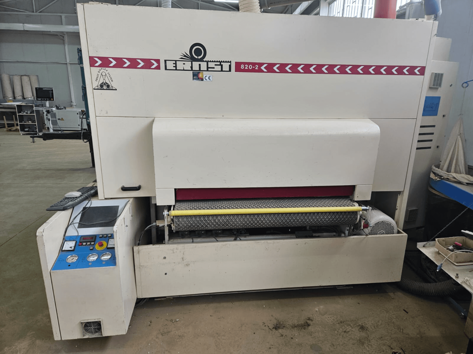 Medienos apdirbimo staklės "Ernst 820-2", vaizdas iš priekio, valdymo skydelis ir geltonas padavimo velenėlis.