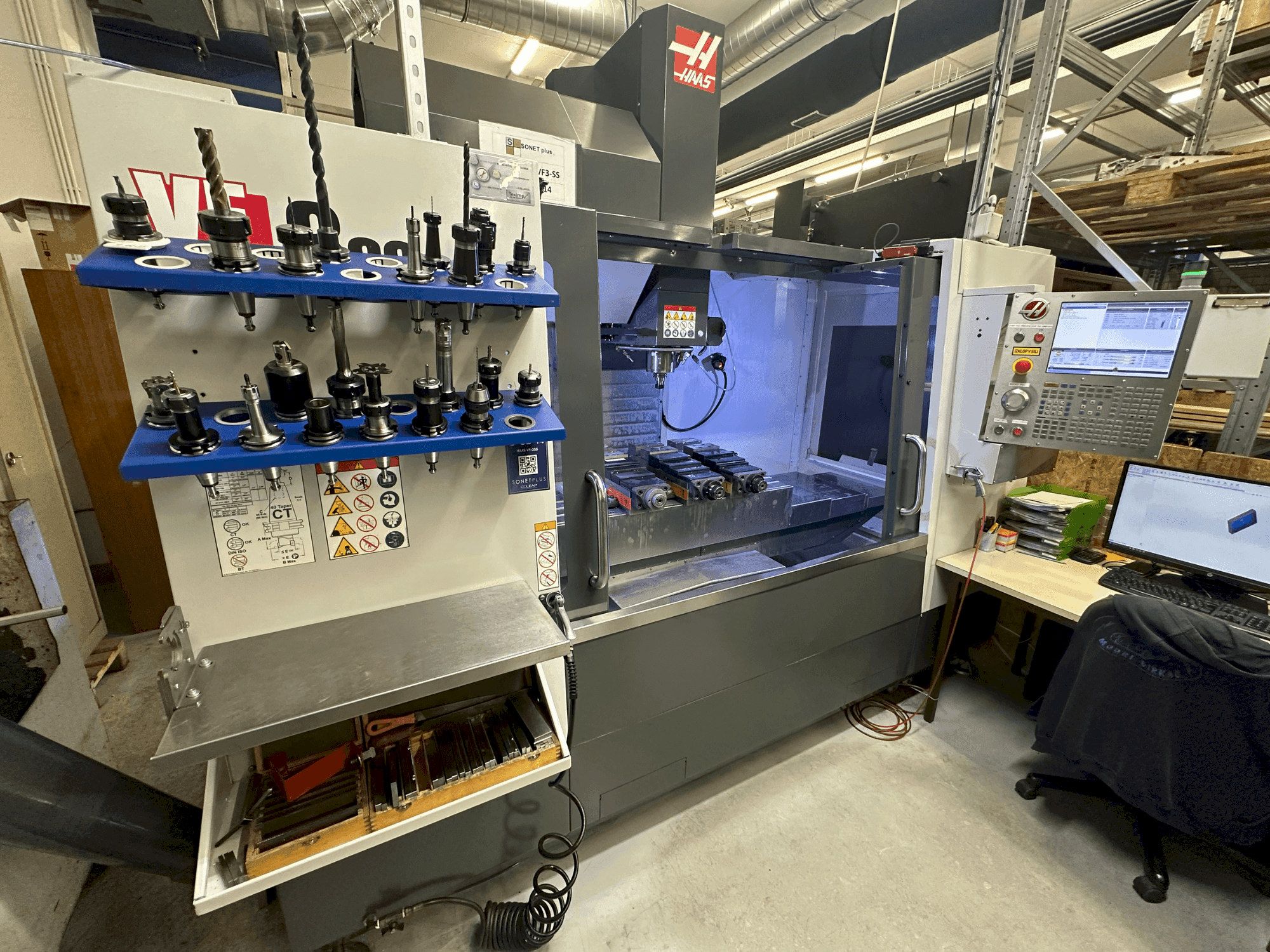 HAAS VF-3SS Mašinos vaizdas iš priekio