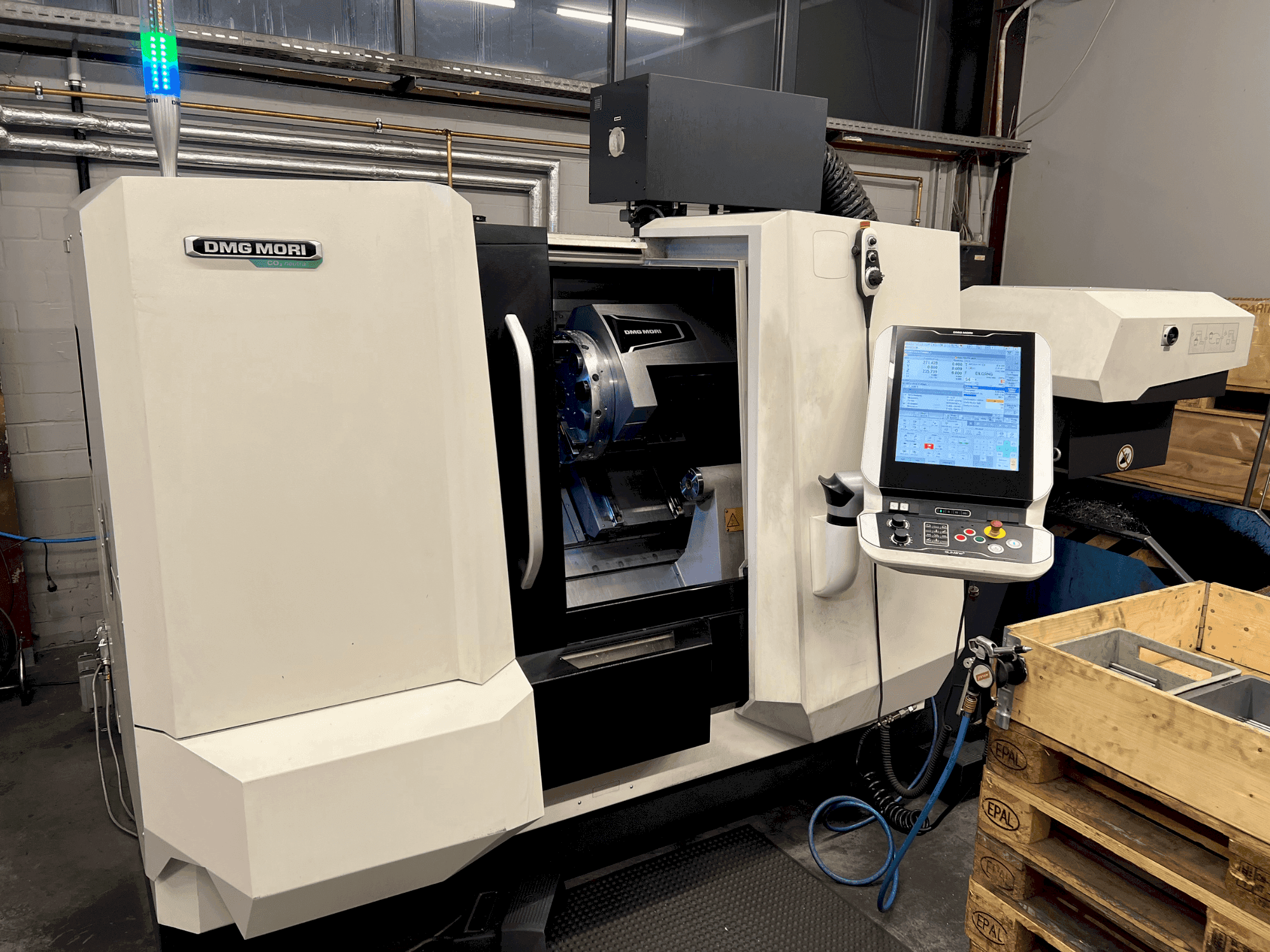 DMG MORI CLX 350 V4 Mašinos vaizdas iš priekio