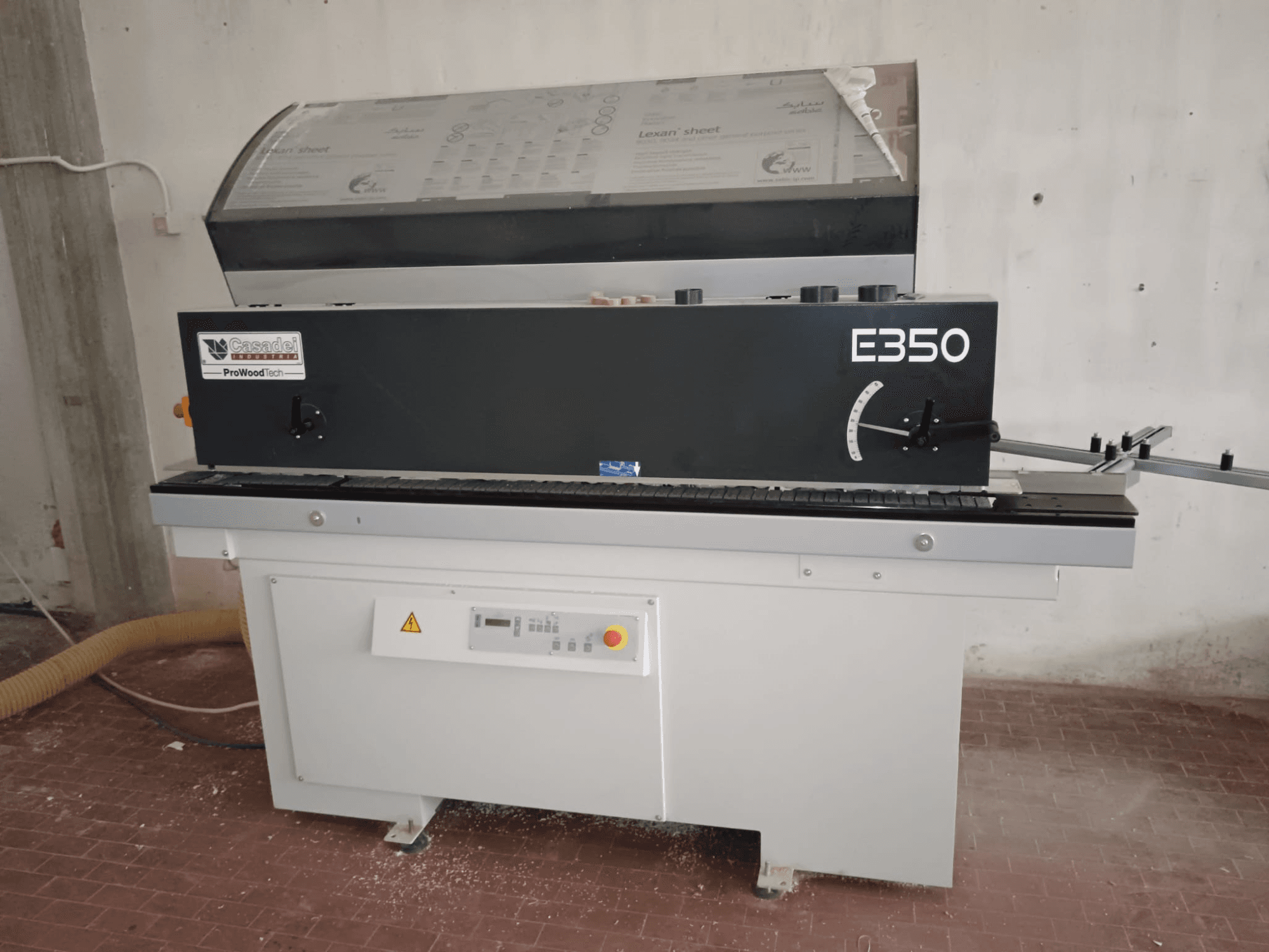 "Cesaroli ProWoodtech E350", medžio apdirbimo staklės su valdymo skydeliu ir dulkių kaupikliu, sumontuotos ant balto pagrindo, vaizdas iš šono.